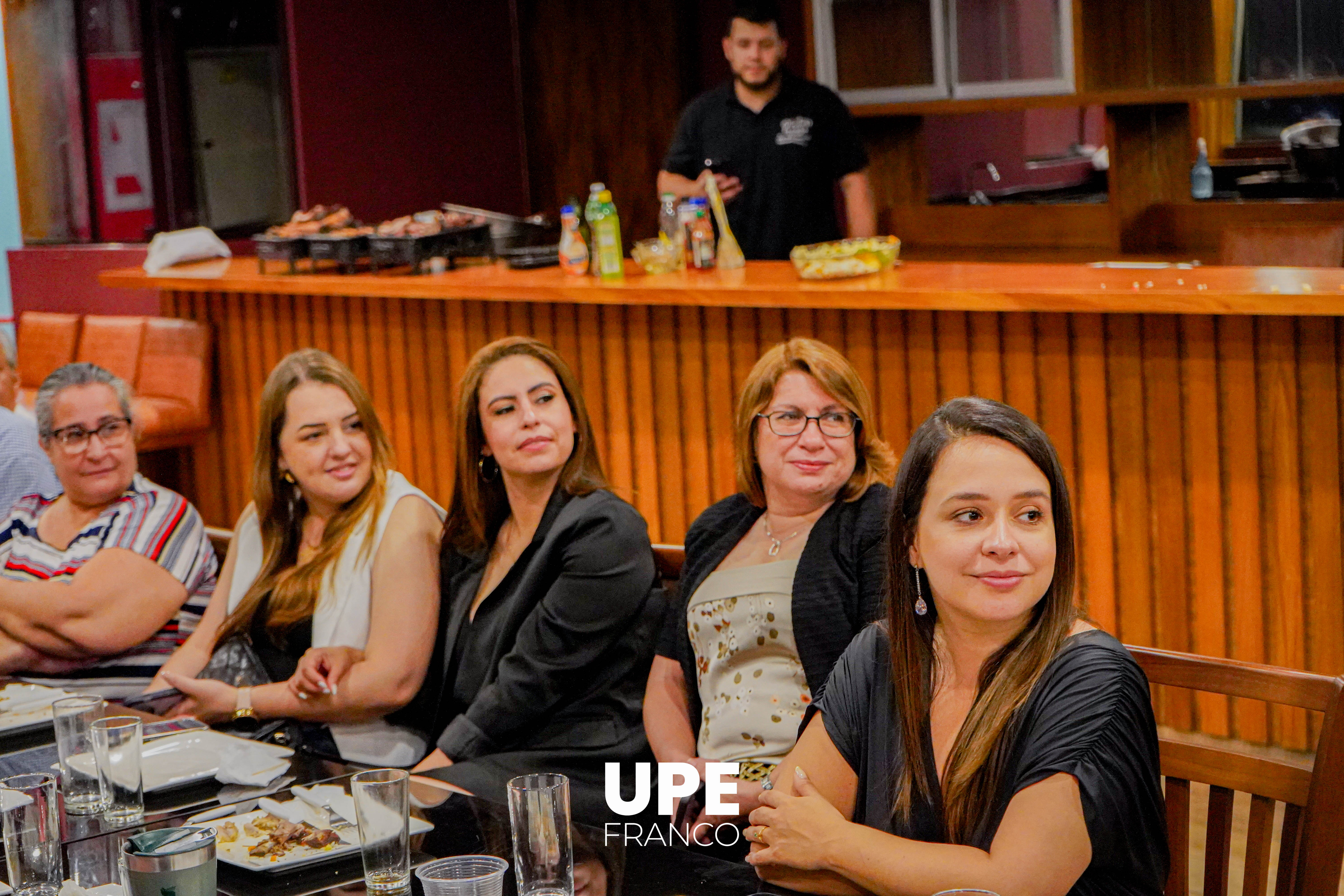Celebrando Logros y Fortaleciendo Lazos en la Facultad de Arquitectura y Urbanismo: Brindis en la UPE