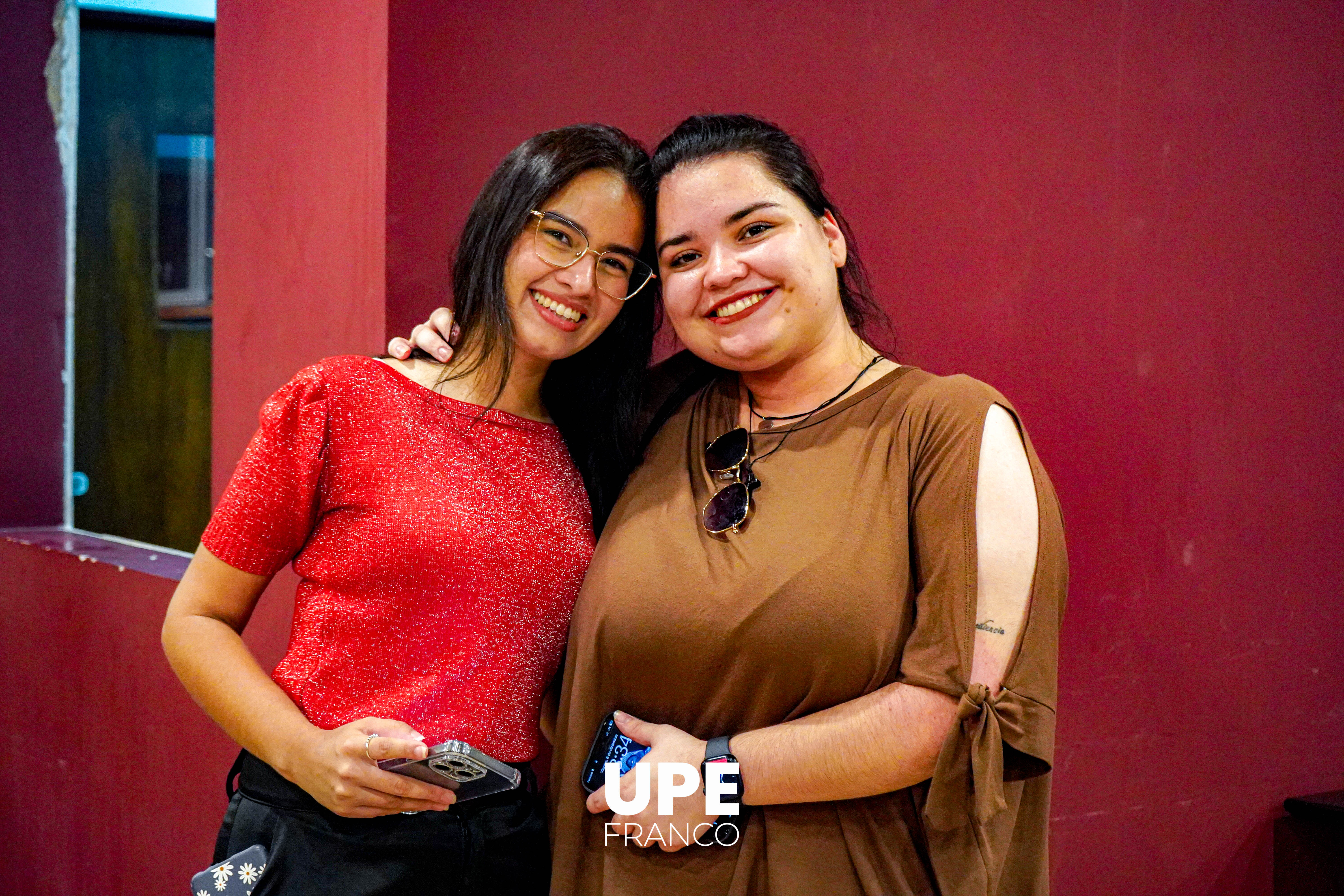 Celebrando Logros y Fortaleciendo Lazos en la Facultad de Arquitectura y Urbanismo: Brindis en la UPE