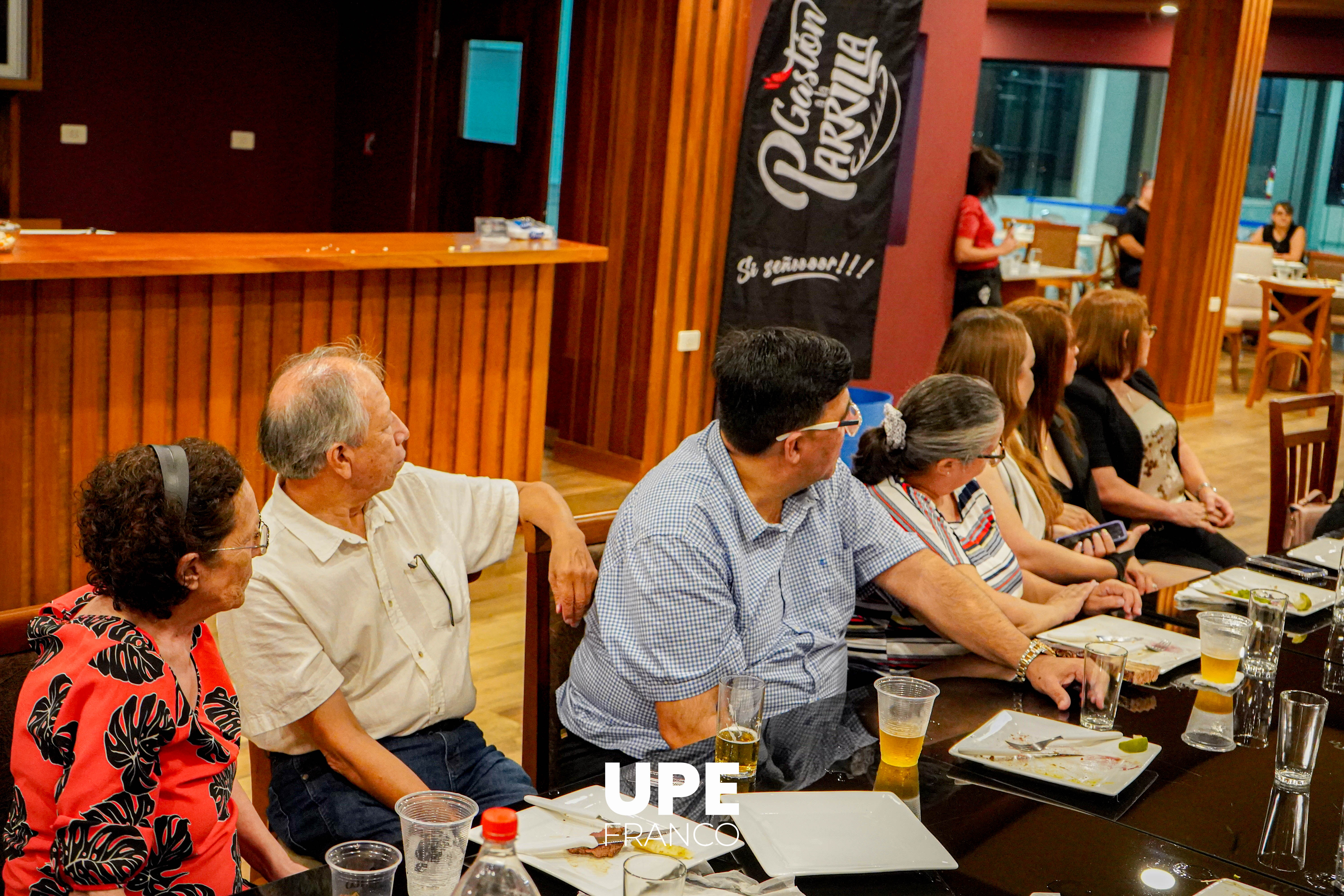 Celebrando Logros y Fortaleciendo Lazos en la Facultad de Arquitectura y Urbanismo: Brindis en la UPE