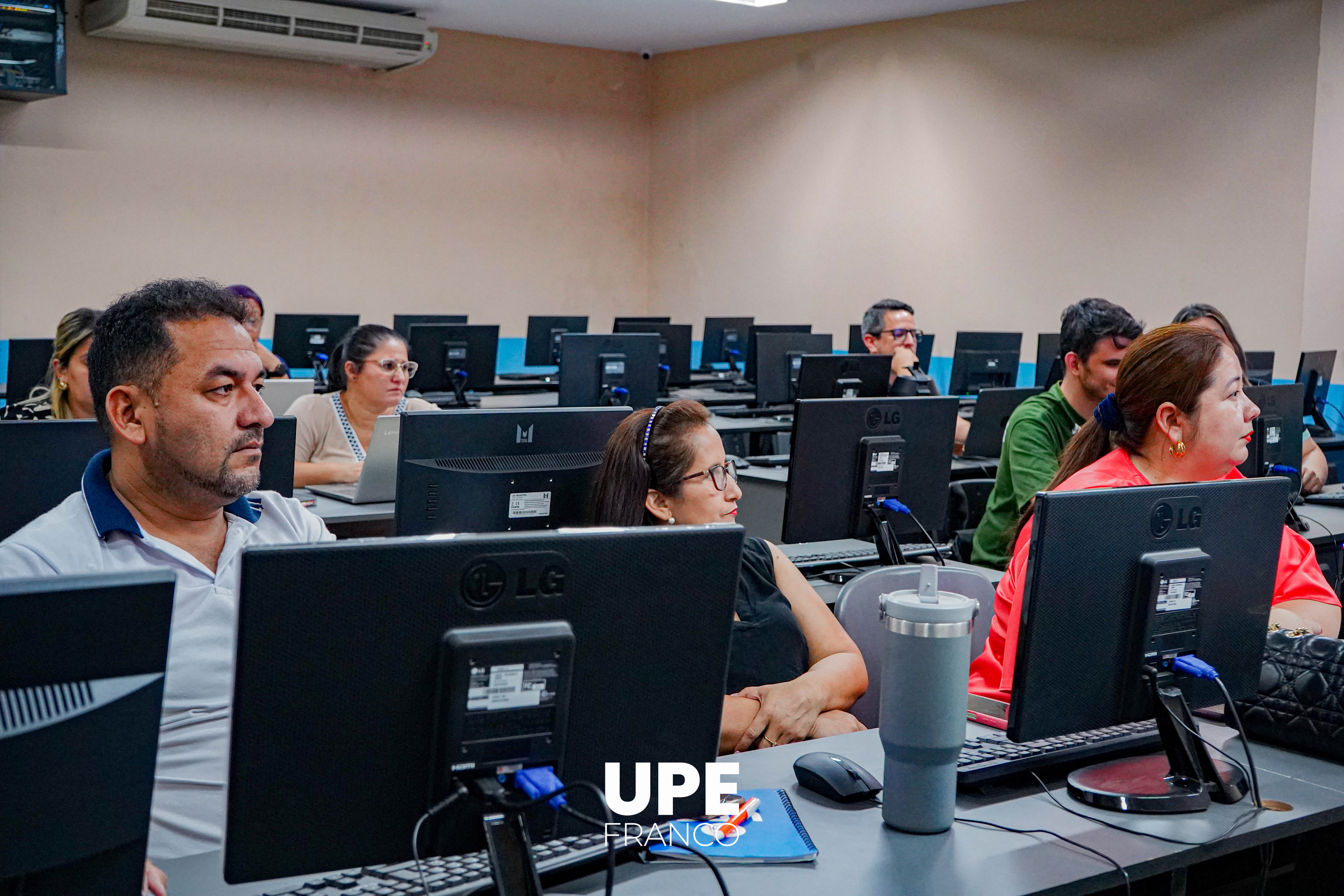 Docentes y estudiantes fortalecen sus competencias digitales en UPE Franco