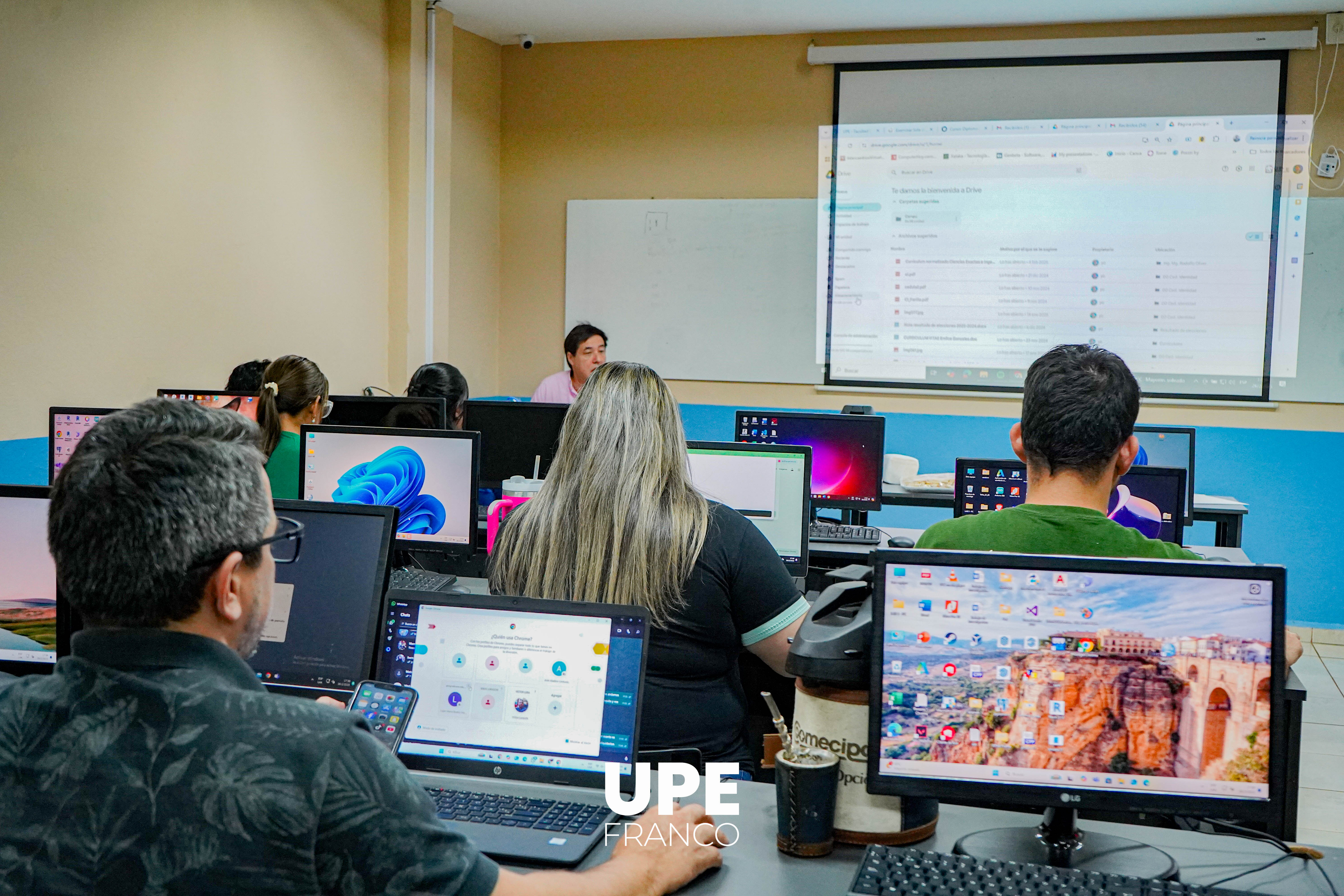 Docentes y estudiantes fortalecen sus competencias digitales en UPE Franco