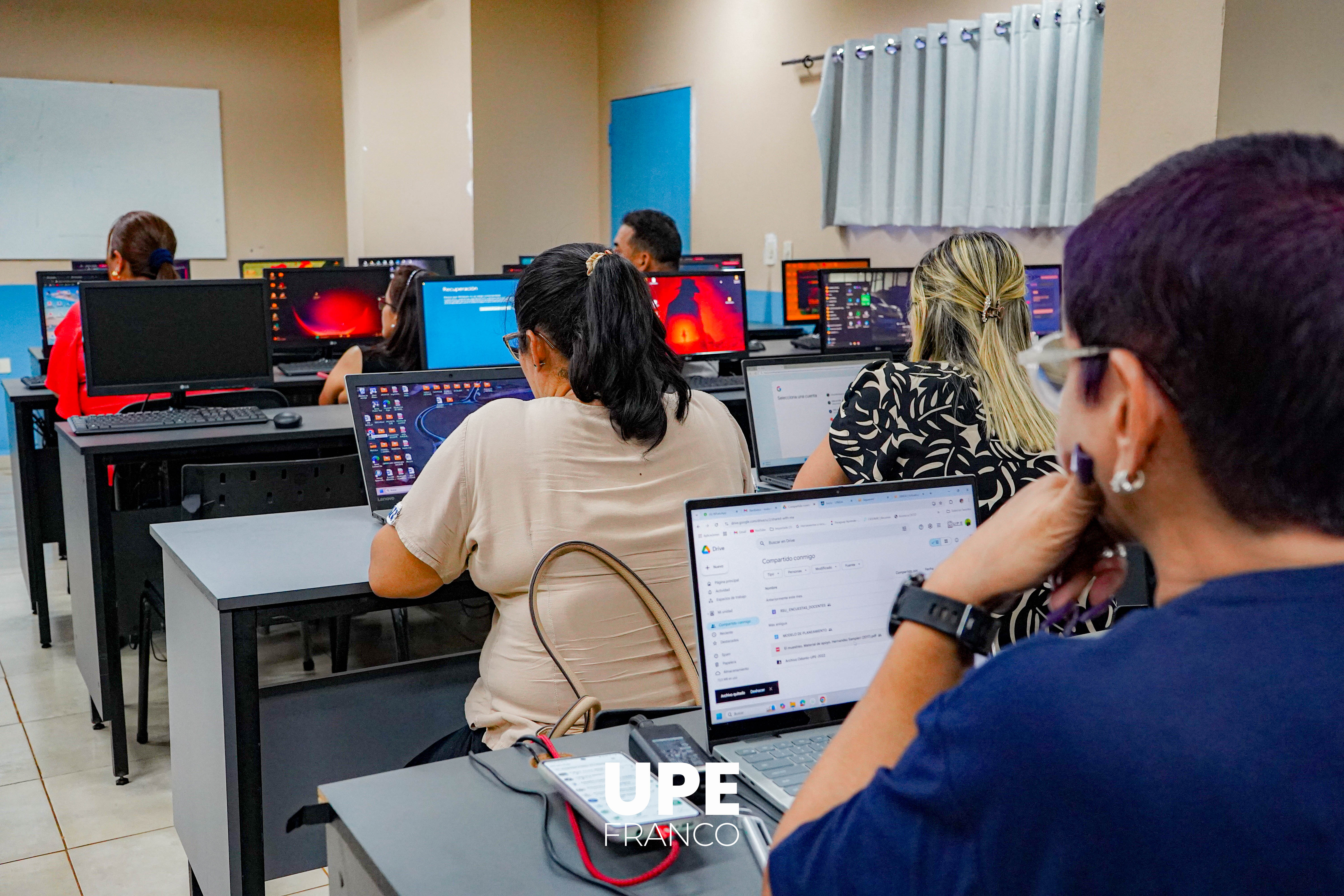 Docentes y estudiantes fortalecen sus competencias digitales en UPE Franco