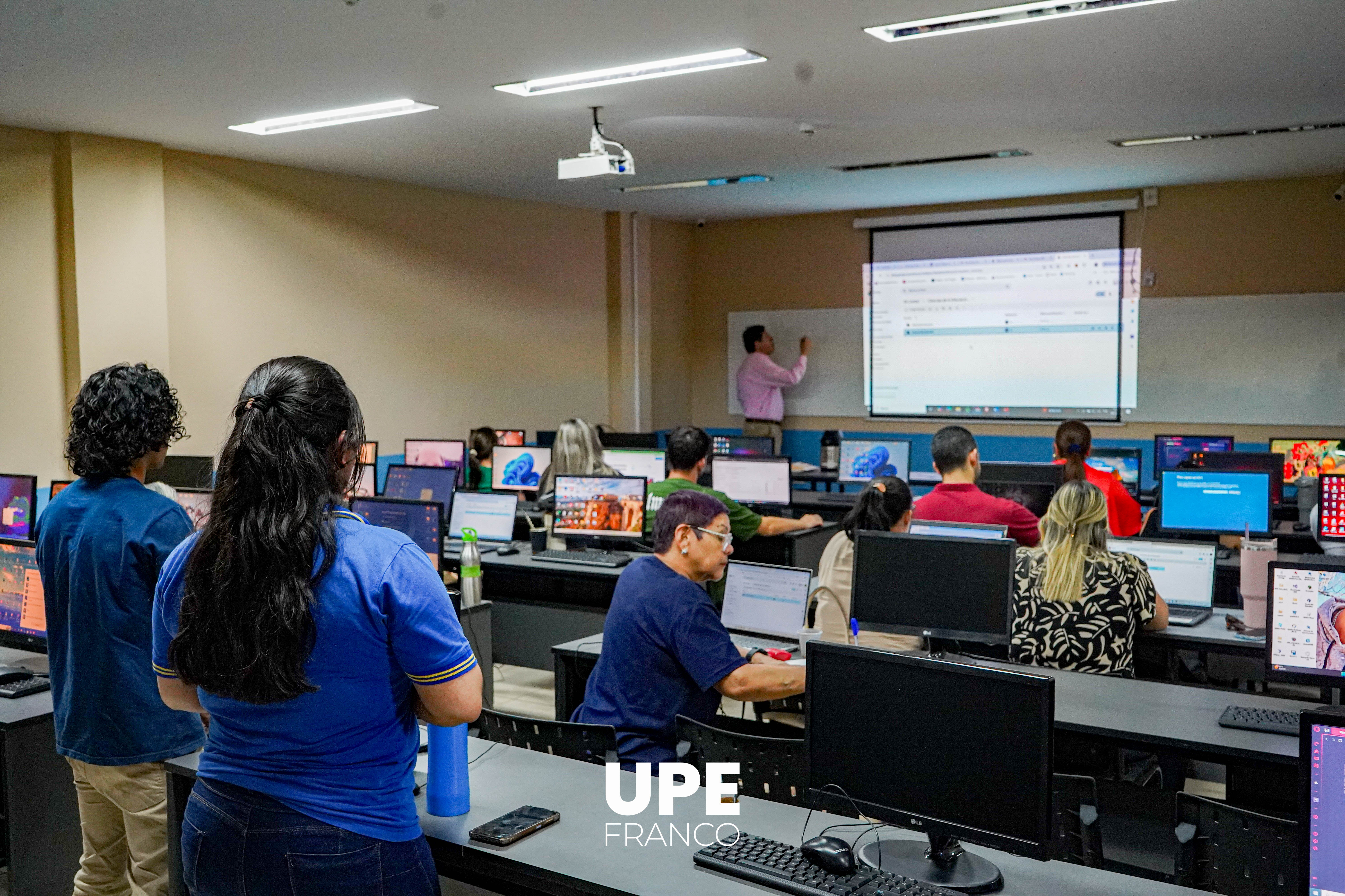 Docentes y estudiantes fortalecen sus competencias digitales en UPE Franco