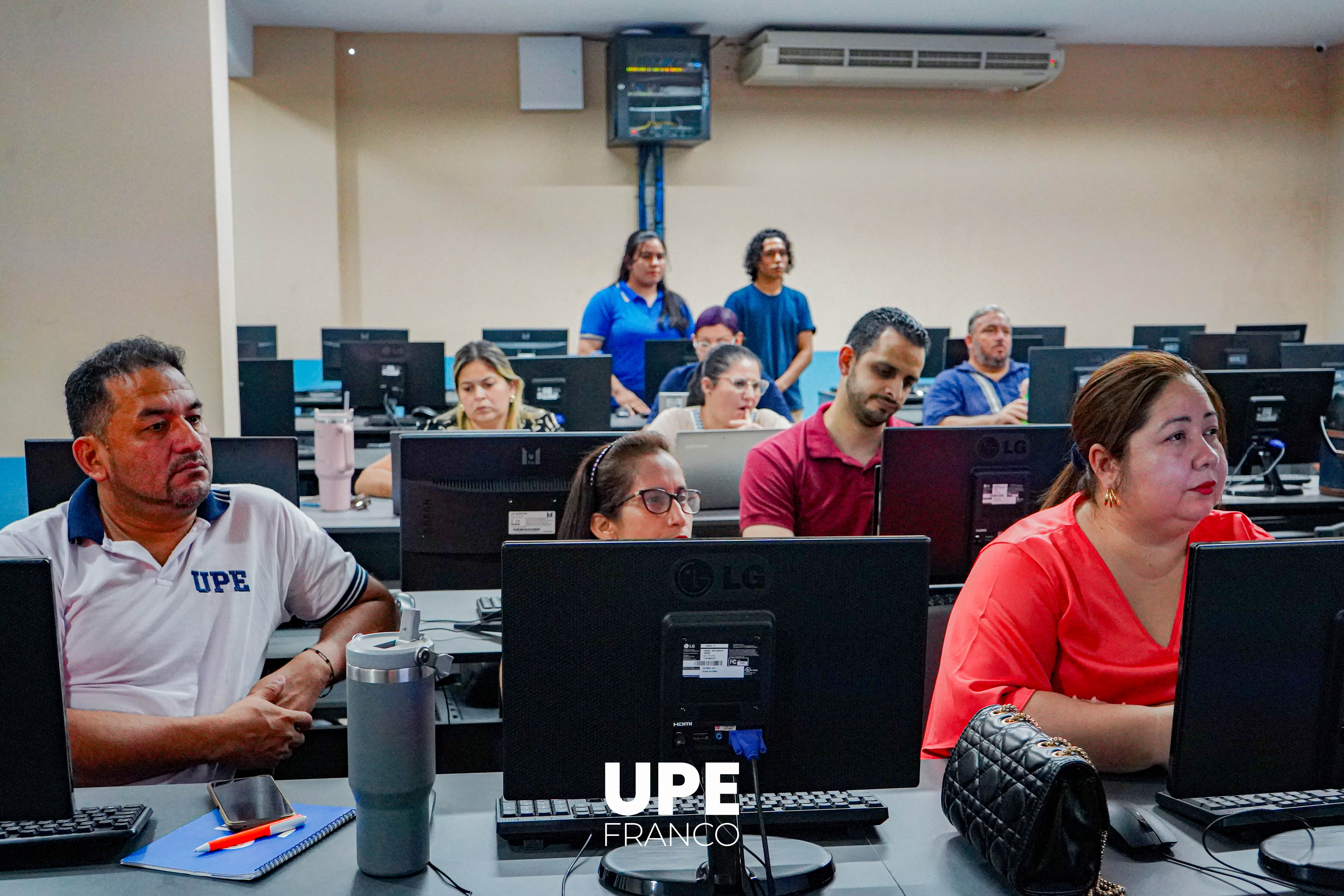 Docentes y estudiantes fortalecen sus competencias digitales en UPE Franco