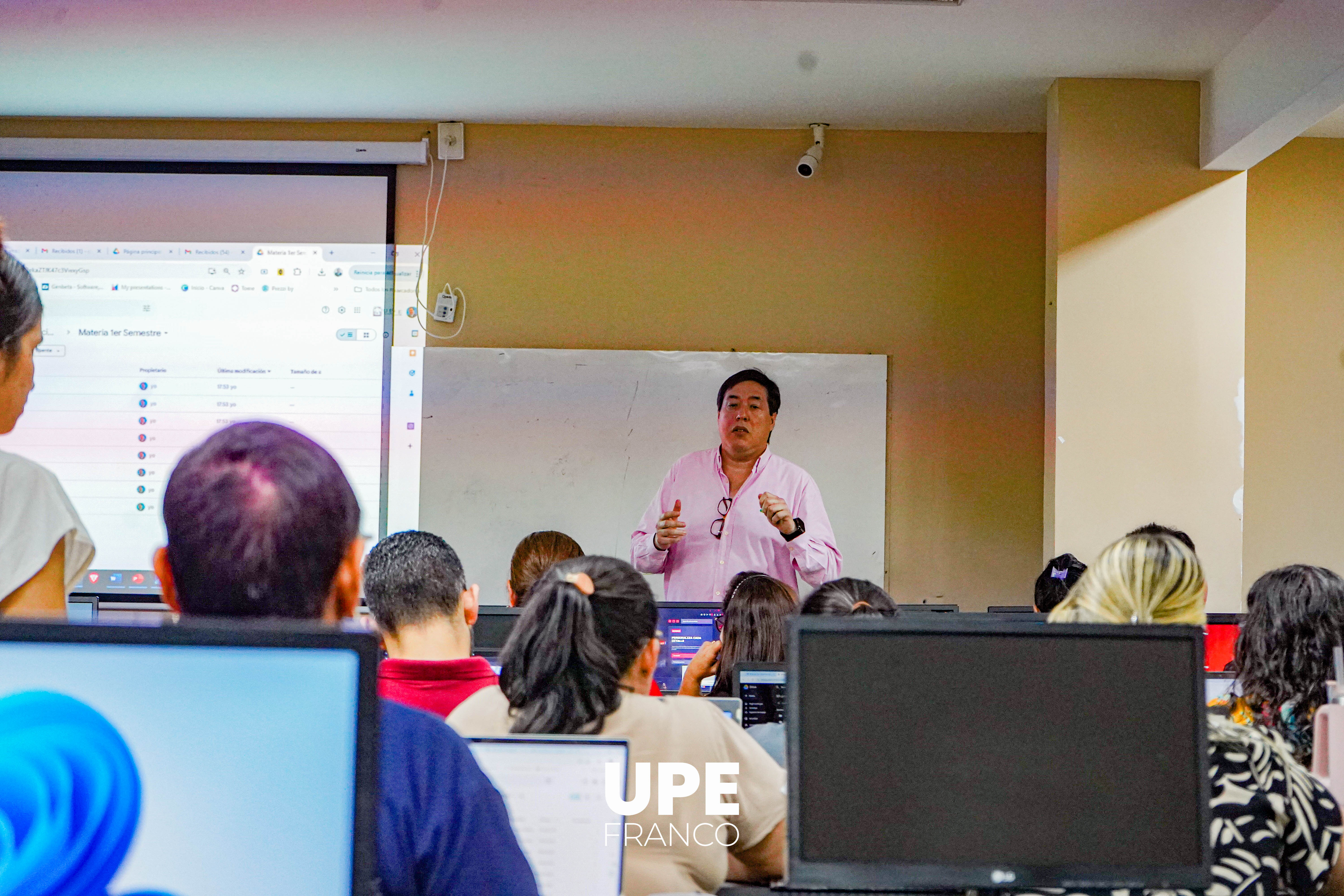 Docentes y estudiantes fortalecen sus competencias digitales en UPE Franco
