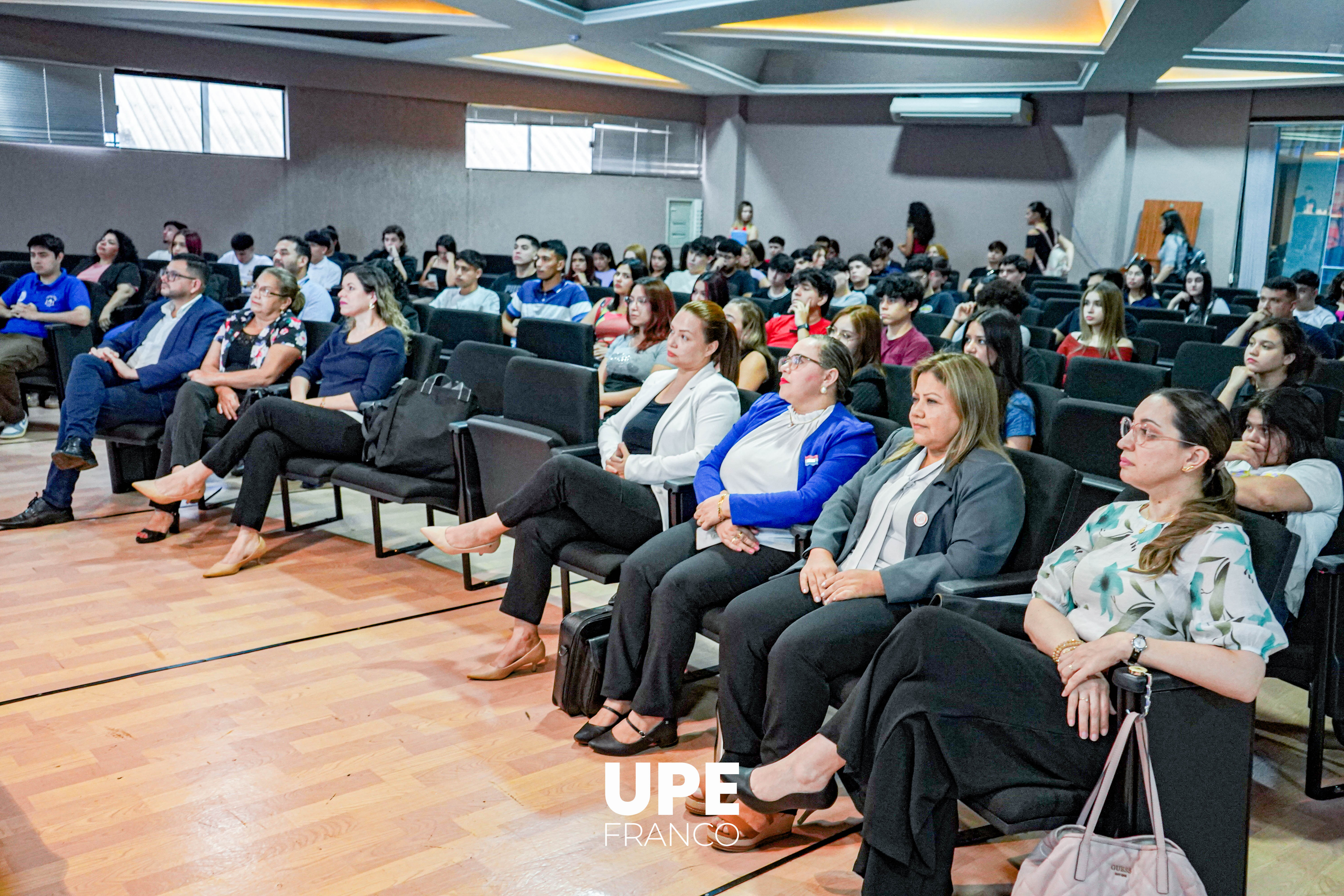 Facultad de Ciencias Administrativas y Contables Recibe a sus Nuevos Estudiantes