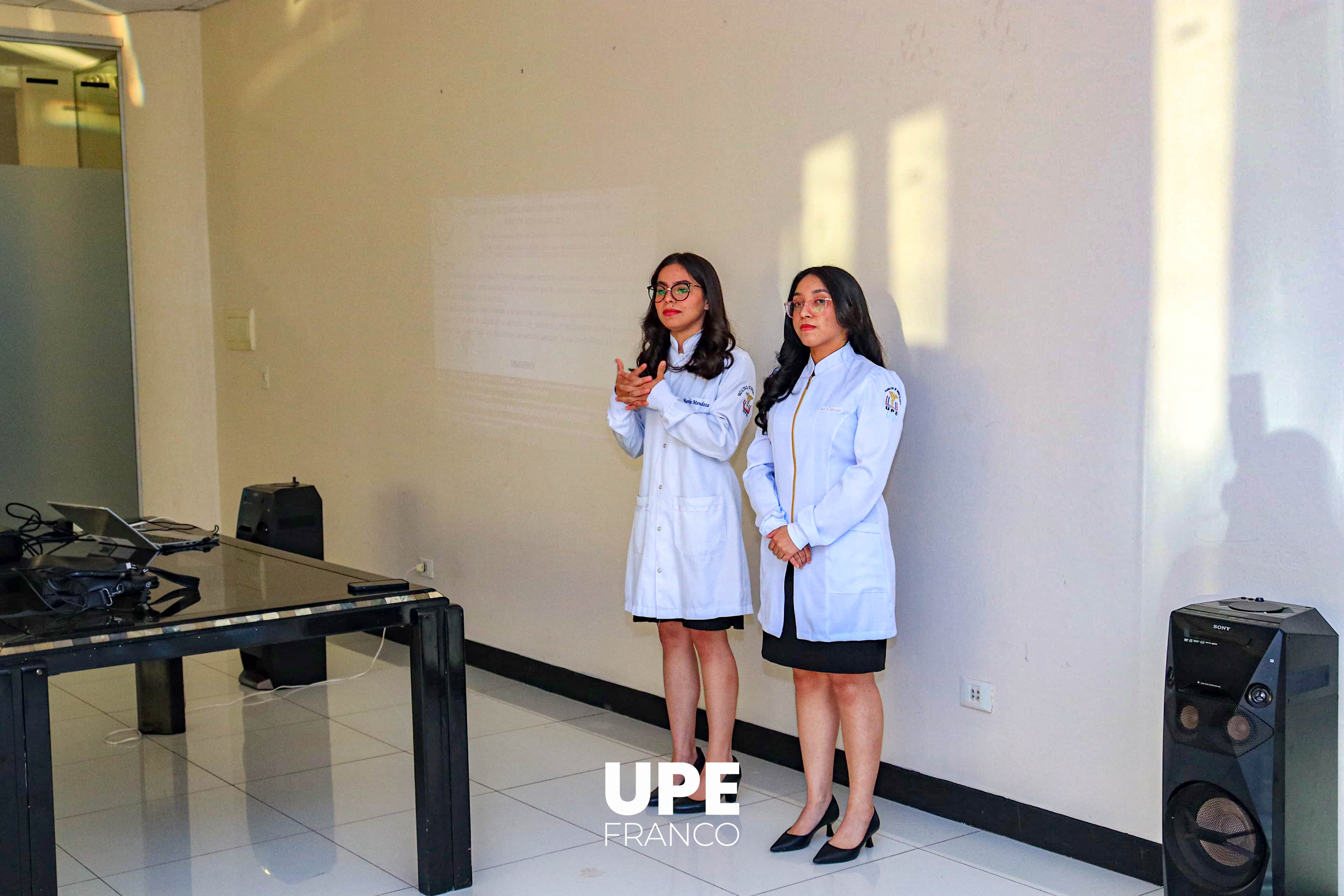 Estudiantes de Odontología de la UPE se destacan en jornada científica regional