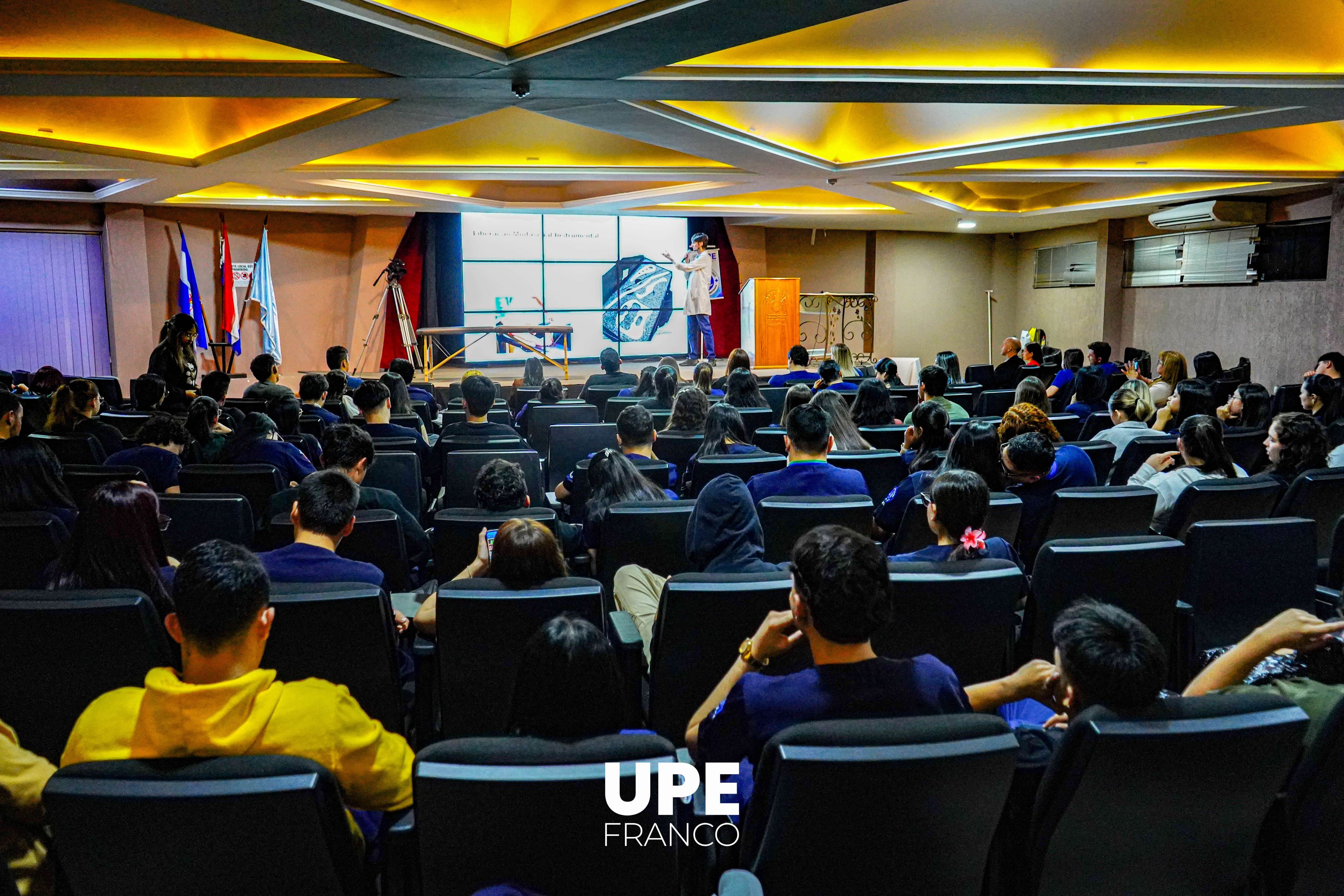 Taller de Fisioterapia Integrativa reúne a estudiantes y profesionales en UPE FRANCO