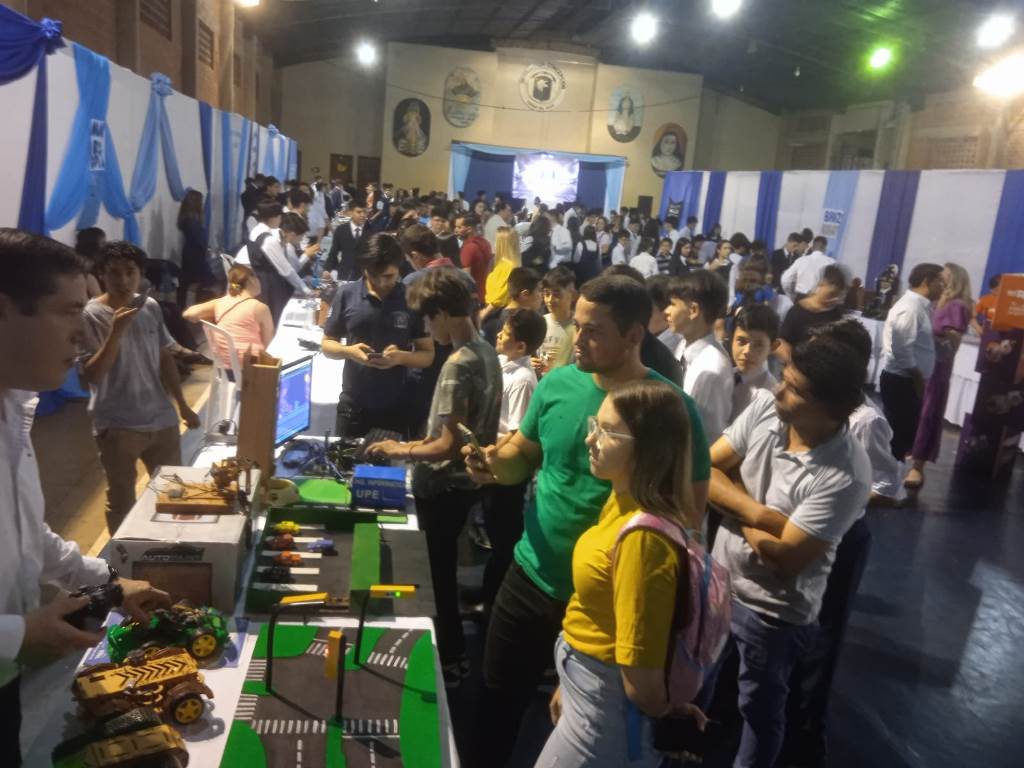 La Facultad de Ciencias de la Informática participo en el encuentro de robótica realizado en el colegio Inmaculada Concepción