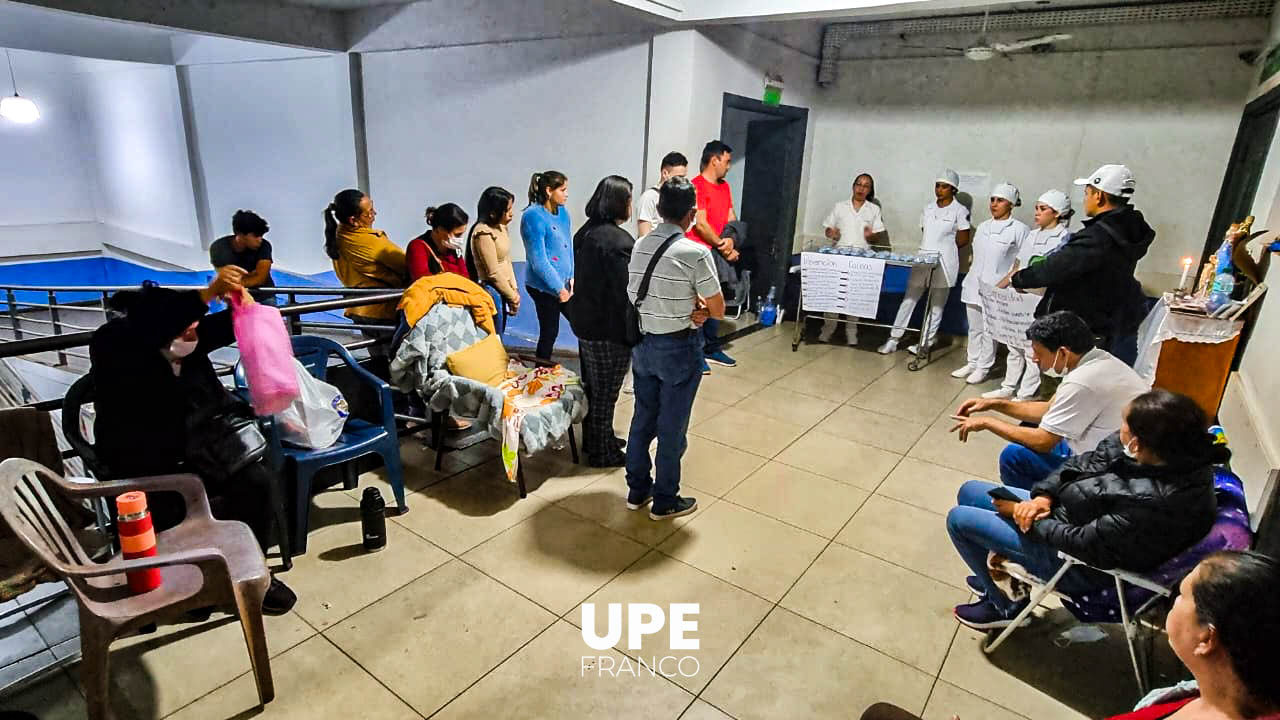 Educando al Cuidador: Estudiantes de enfermería capacitan a cuidadores y donan insumos al Hospital Regional