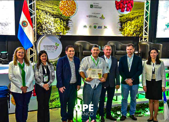 Estudiante de Ingeniería Agronómica de la UPE recibe distinción en el VI Congreso Paraguayo de Semillas