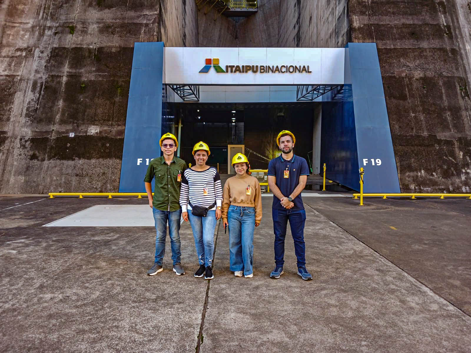 Visita Técnica de los Universitarios del Programa de Movilidad Estudiantil de UPE Franco a ITAIPU