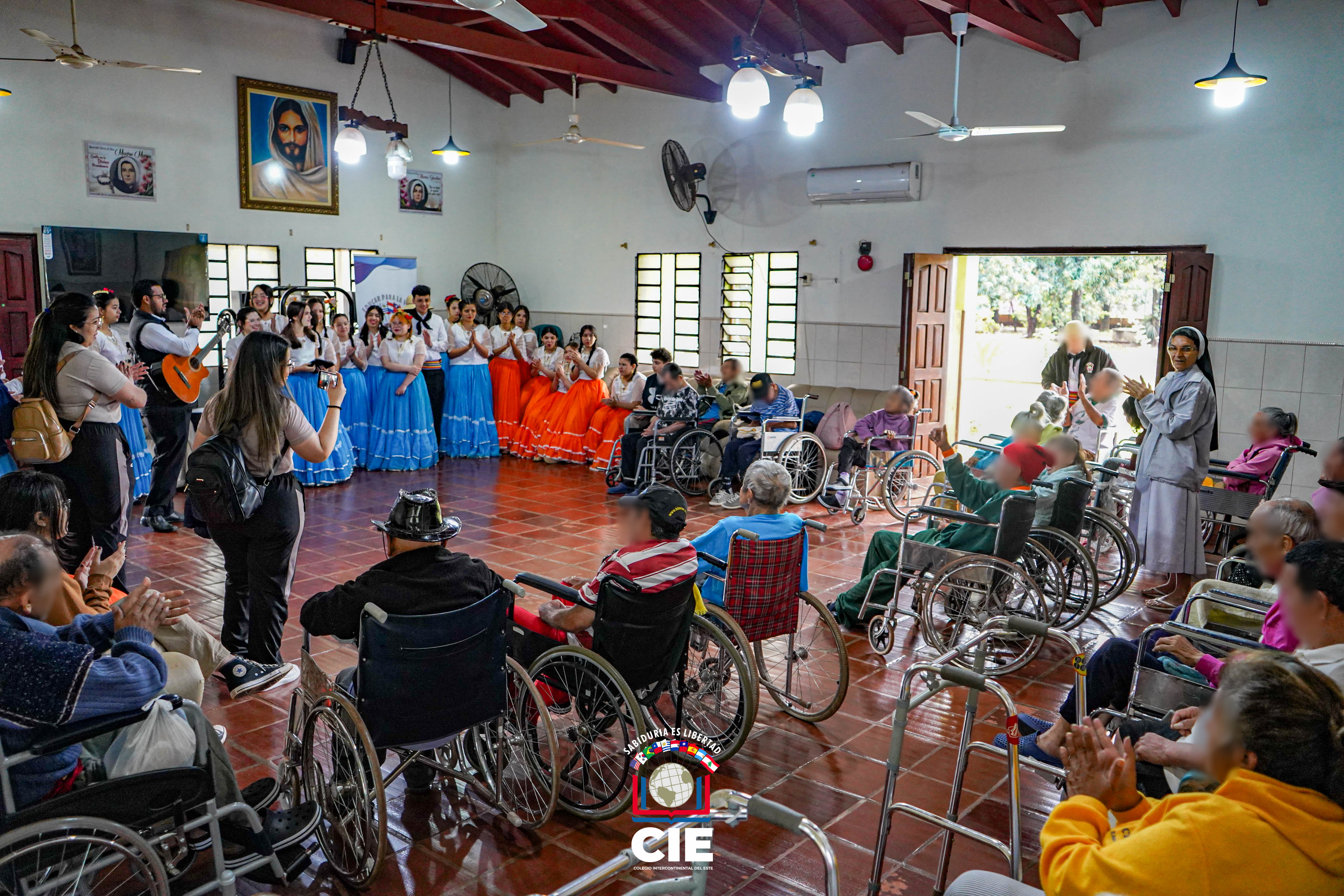 Proyecto Café, Canciones y Abrazos: Estudiantes del CIE visitan el Hogar de Ancianos San Agustín