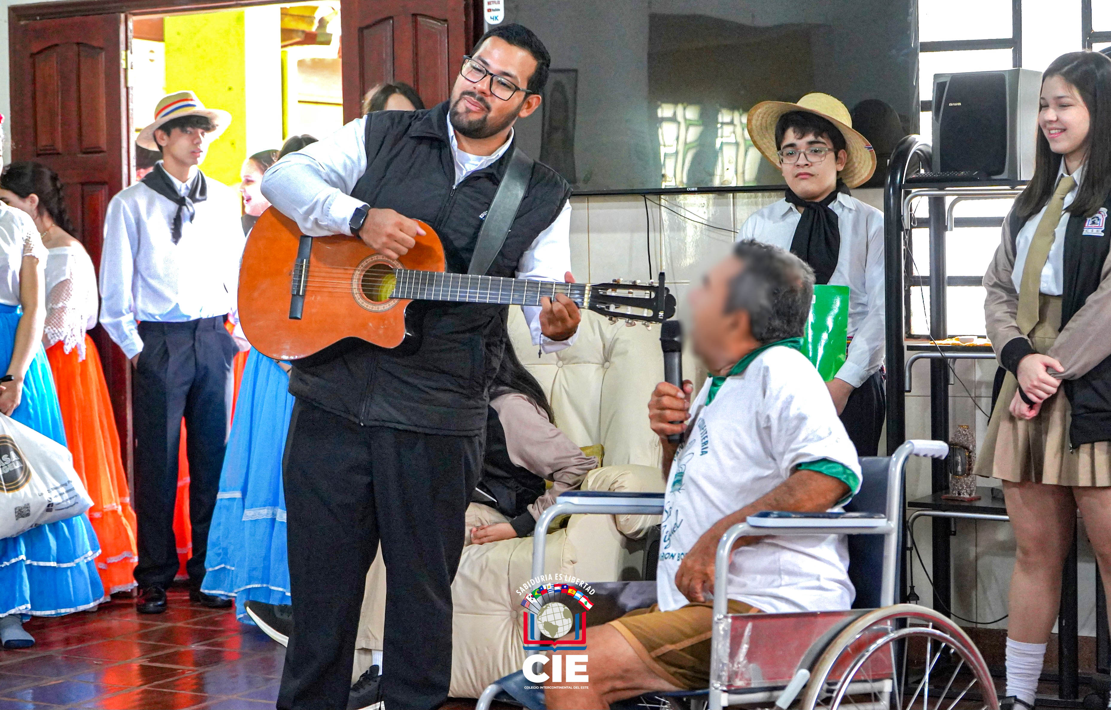 Proyecto Café, Canciones y Abrazos: Estudiantes del CIE visitan el Hogar de Ancianos San Agustín