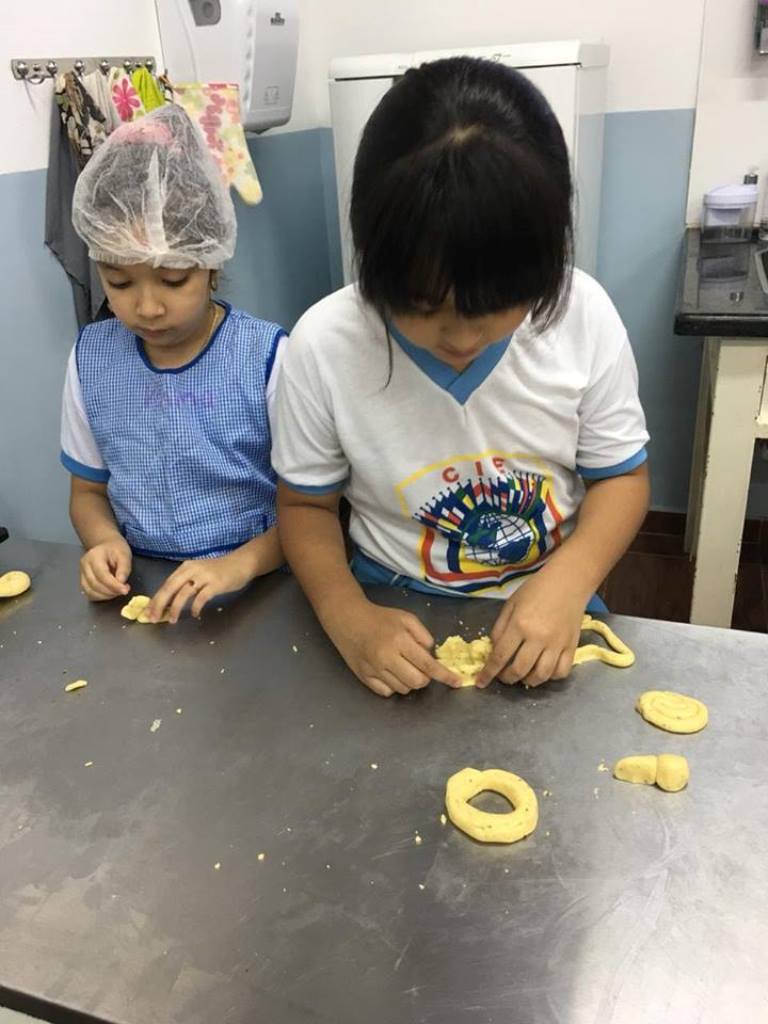 Elaboración de Chipas Laboratorio de Nutrición con los alumnos del 2do grado del colegio CIE