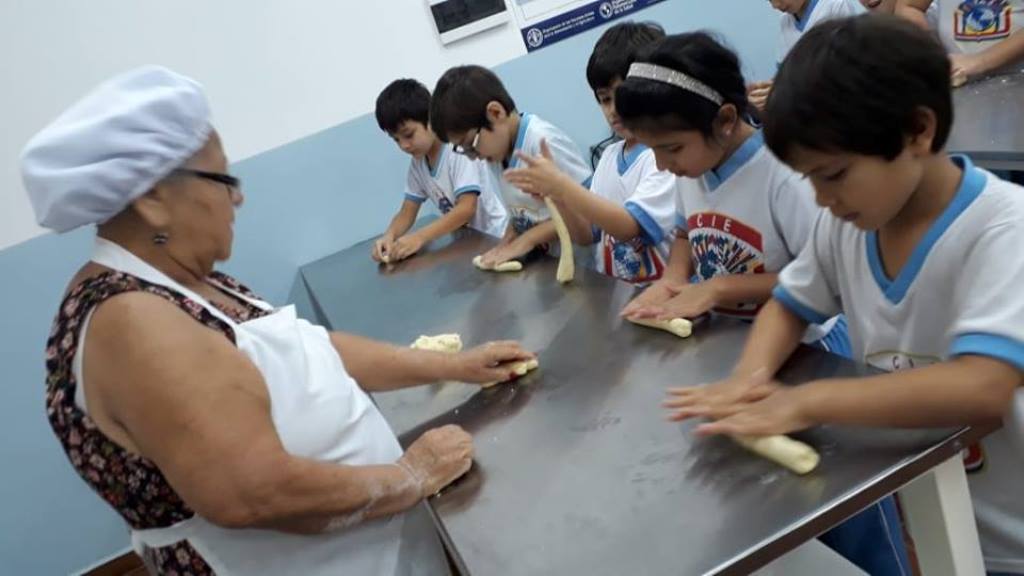 Elaboración de Chipas Laboratorio de Nutrición con los alumnos del 2do grado del colegio CIE