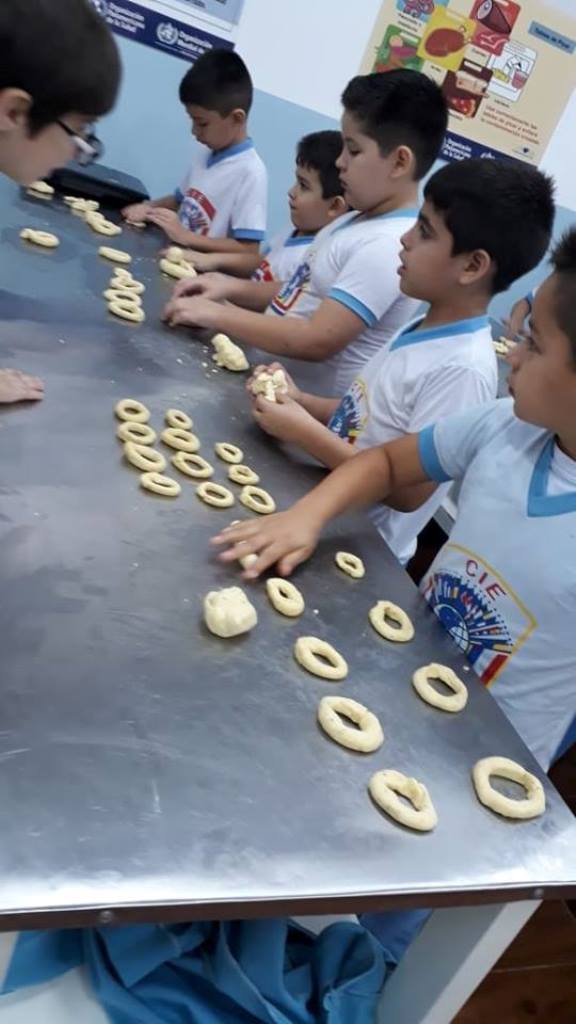 Elaboración de Chipas Laboratorio de Nutrición con los alumnos del 2do grado del colegio CIE