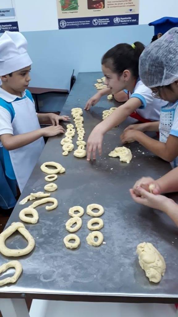 Elaboración de Chipas Laboratorio de Nutrición con los alumnos del 2do grado del colegio CIE