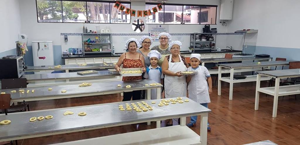 Elaboración de Chipas Laboratorio de Nutrición con los alumnos del 2do grado del colegio CIE