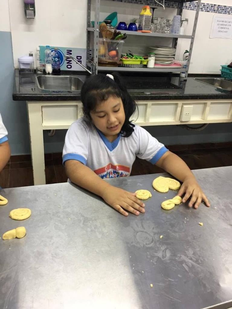 Elaboración de Chipas Laboratorio de Nutrición con los alumnos del 2do grado del colegio CIE