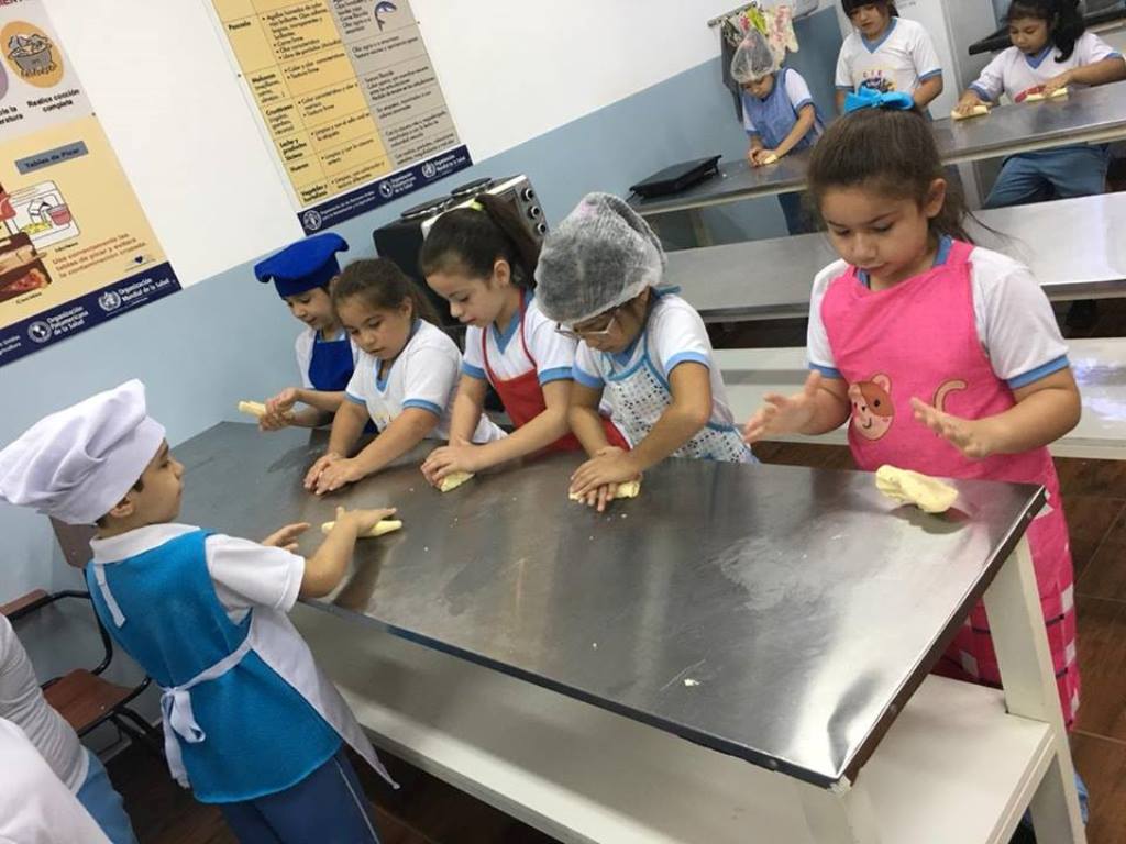 Elaboración de Chipas Laboratorio de Nutrición con los alumnos del 2do grado del colegio CIE