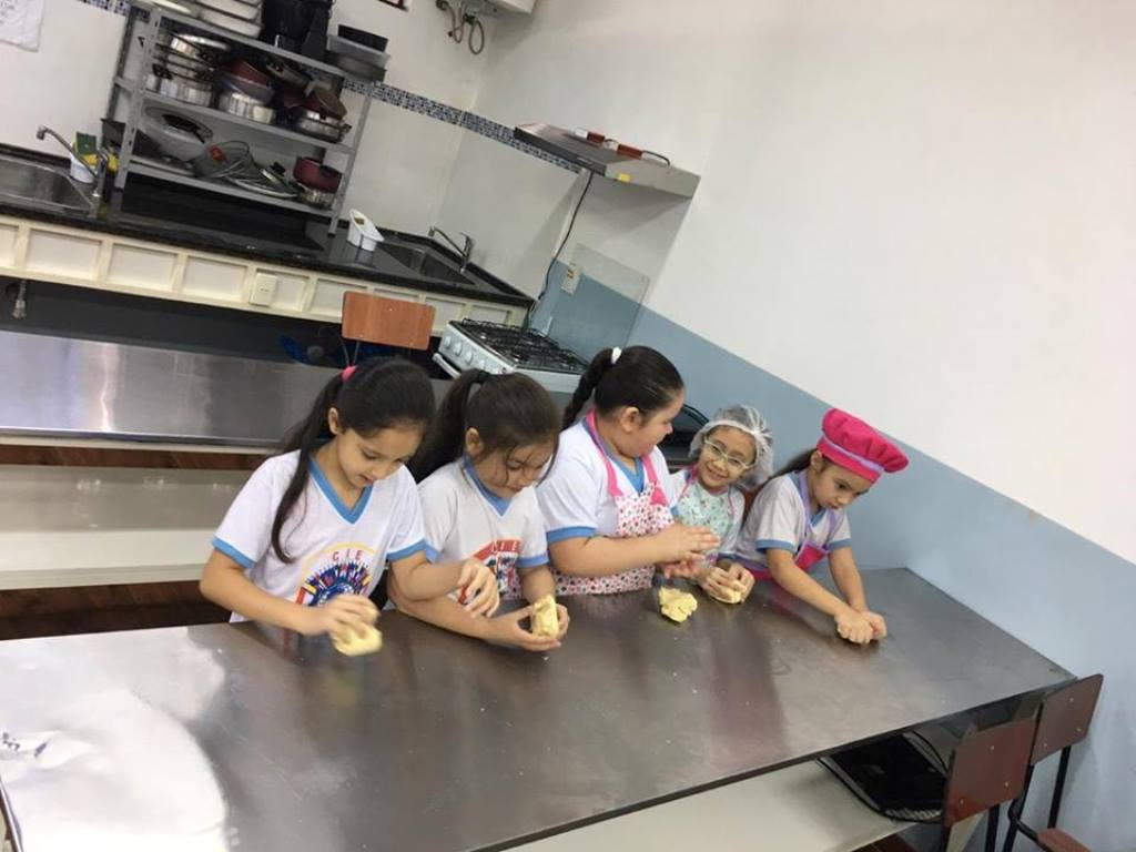 Elaboración de Chipas Laboratorio de Nutrición con los alumnos del 2do grado del colegio CIE