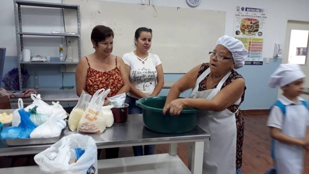 Elaboración de Chipas Laboratorio de Nutrición con los alumnos del 2do grado del colegio CIE