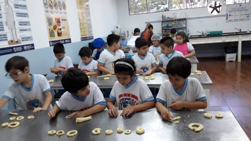 Elaboración de Chipas Laboratorio de Nutrición con los alumnos del 2do grado del colegio CIE