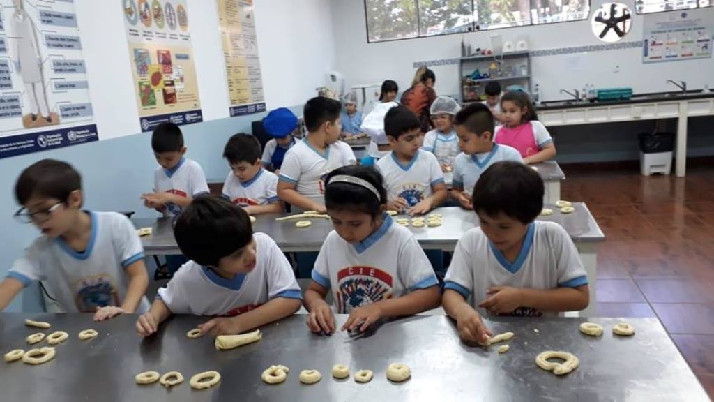 Elaboración de Chipas Laboratorio de Nutrición con los alumnos del 2do grado del colegio CIE