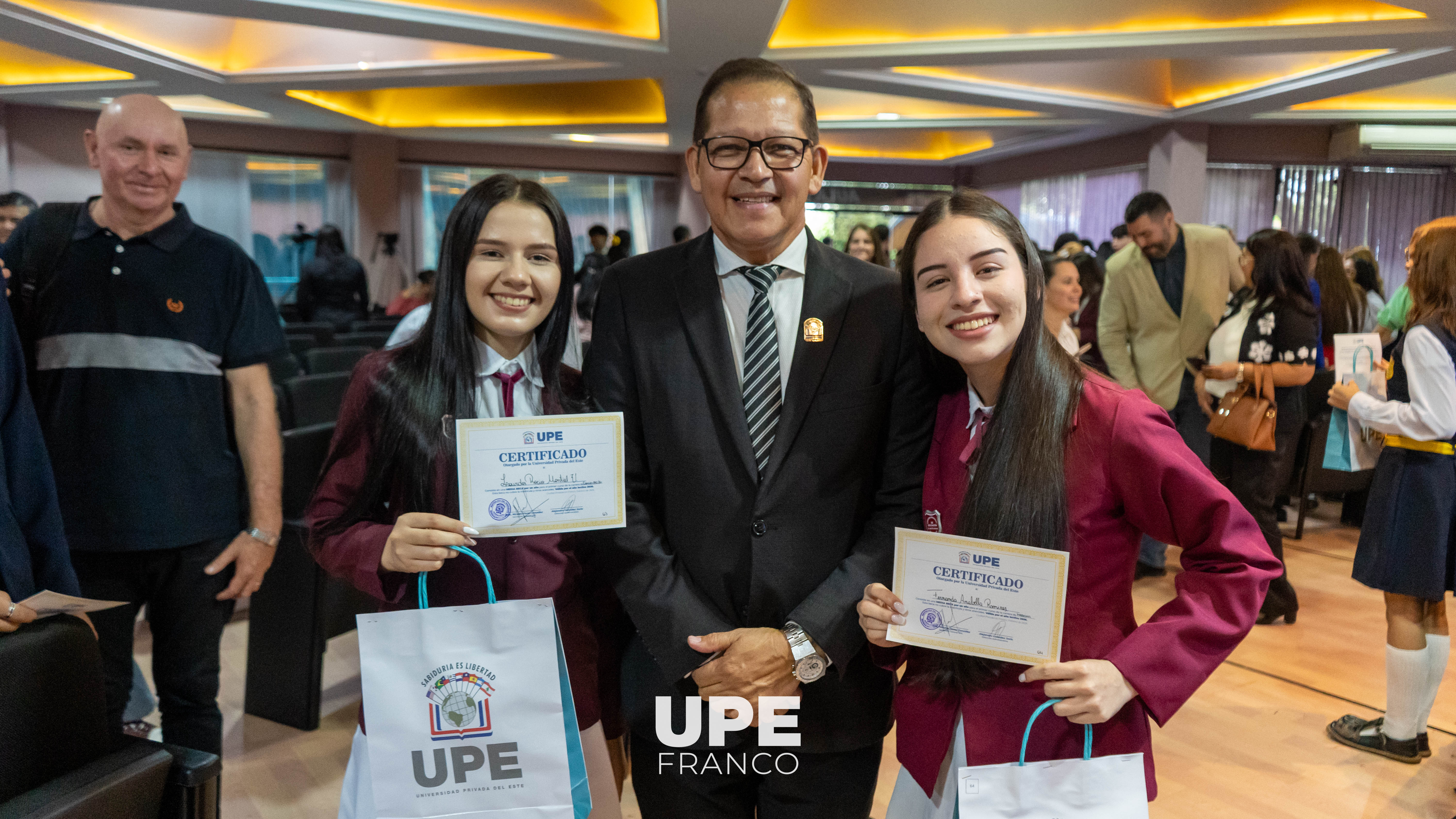 UPE Franco reafirma su compromiso con la Responsabilidad Social Universitaria con entrega de becas y medias becas
