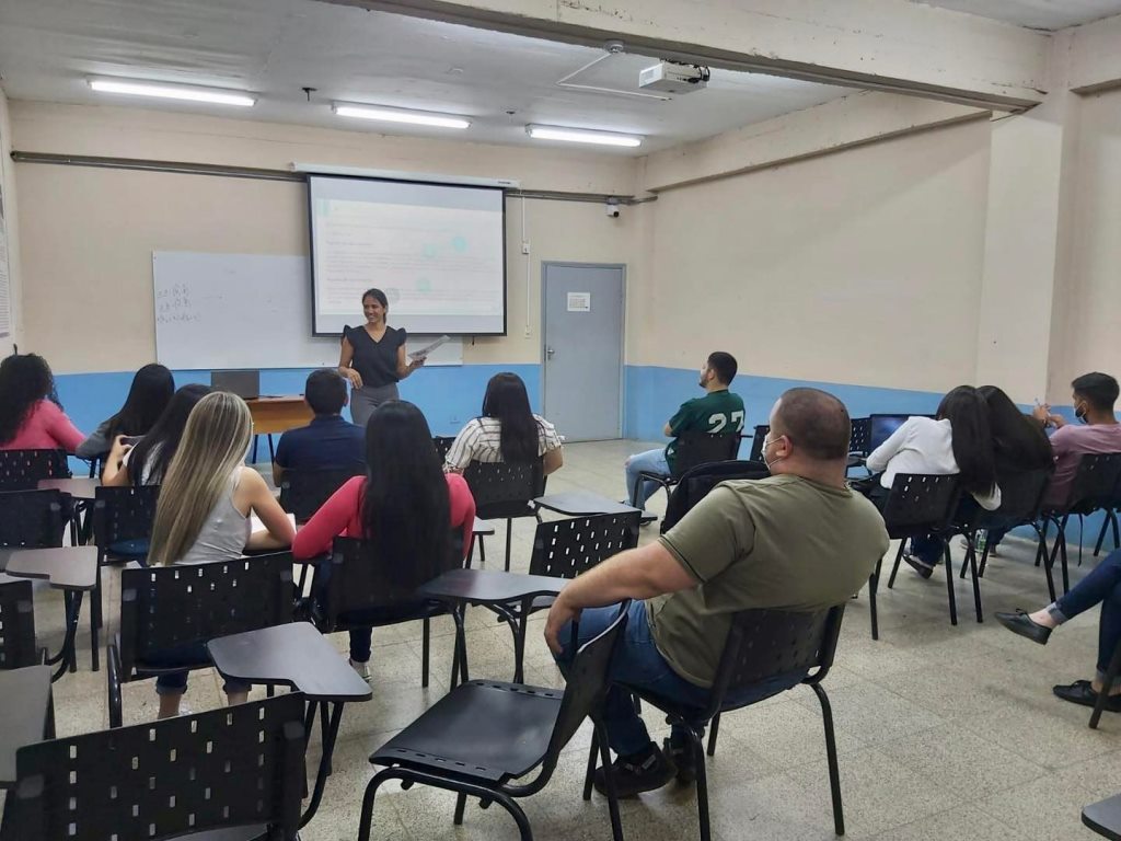 Facultad de Ciencias Administrativas y Contables UPE clases en desarrollo con mucho entusiasmo