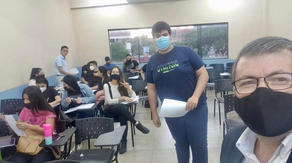 Facultad de Ciencias Administrativas y Contables UPE clases en desarrollo con mucho entusiasmo