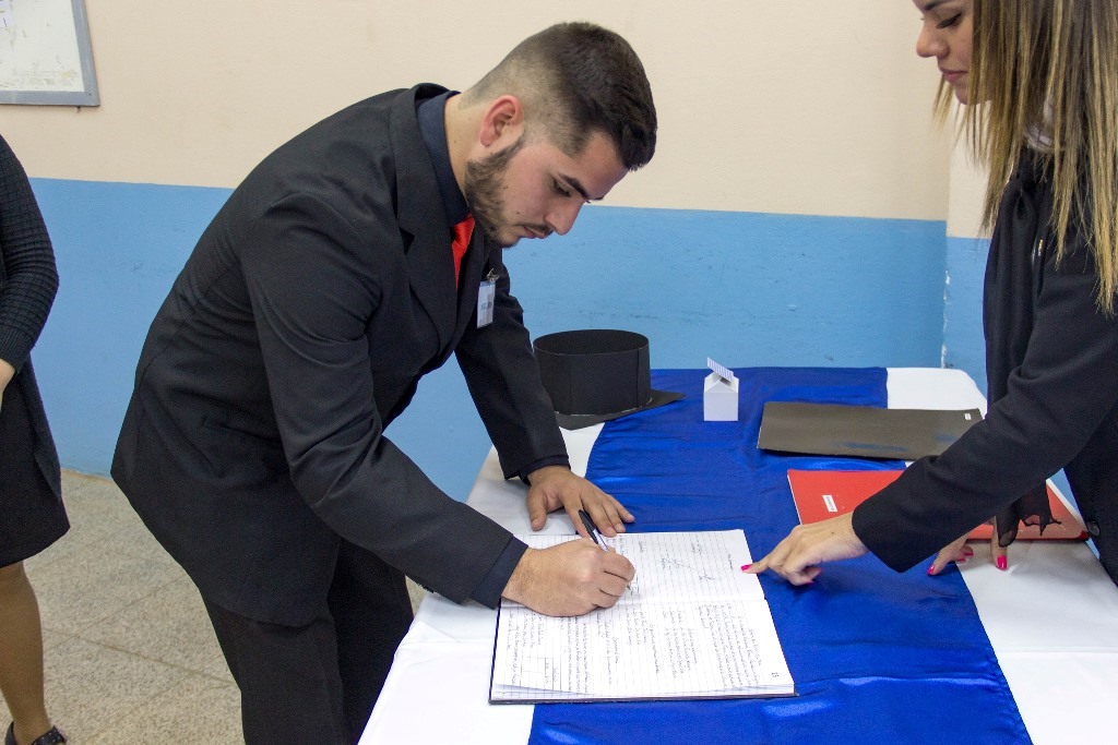 Egresan nuevos profesionales en Ingeniería Comercial y Ciencias Contables.