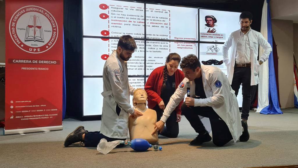 Curso de capacitación a la brigada de prevención y primeros auxilios de la Carrera de Derecho de la UPE