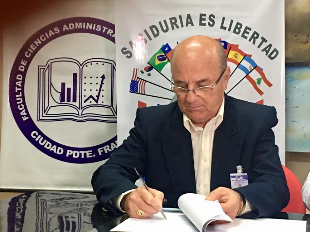 Firma de Convenio entre Flaro S.A. y la Facultad de Ciencias Administrativas y Contables