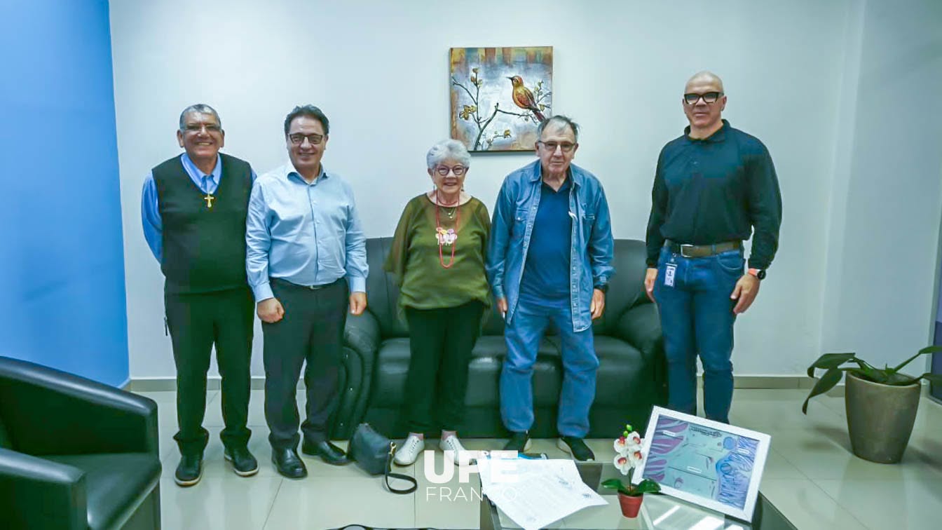Especialista israelí en voluntariado visita la UPE y fortalece la cooperación institucional
