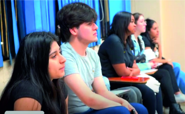 Introducción a la carrera de Enfermería: Alumnos del Colegio Intercontinental del Este en la UPE