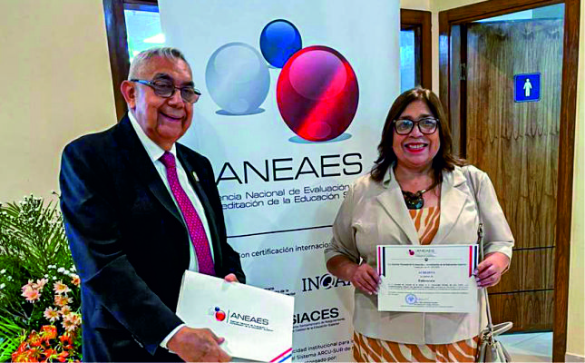 Entrega de Certificado: Acreditación por la ANEAES a la carrera de Enfermería