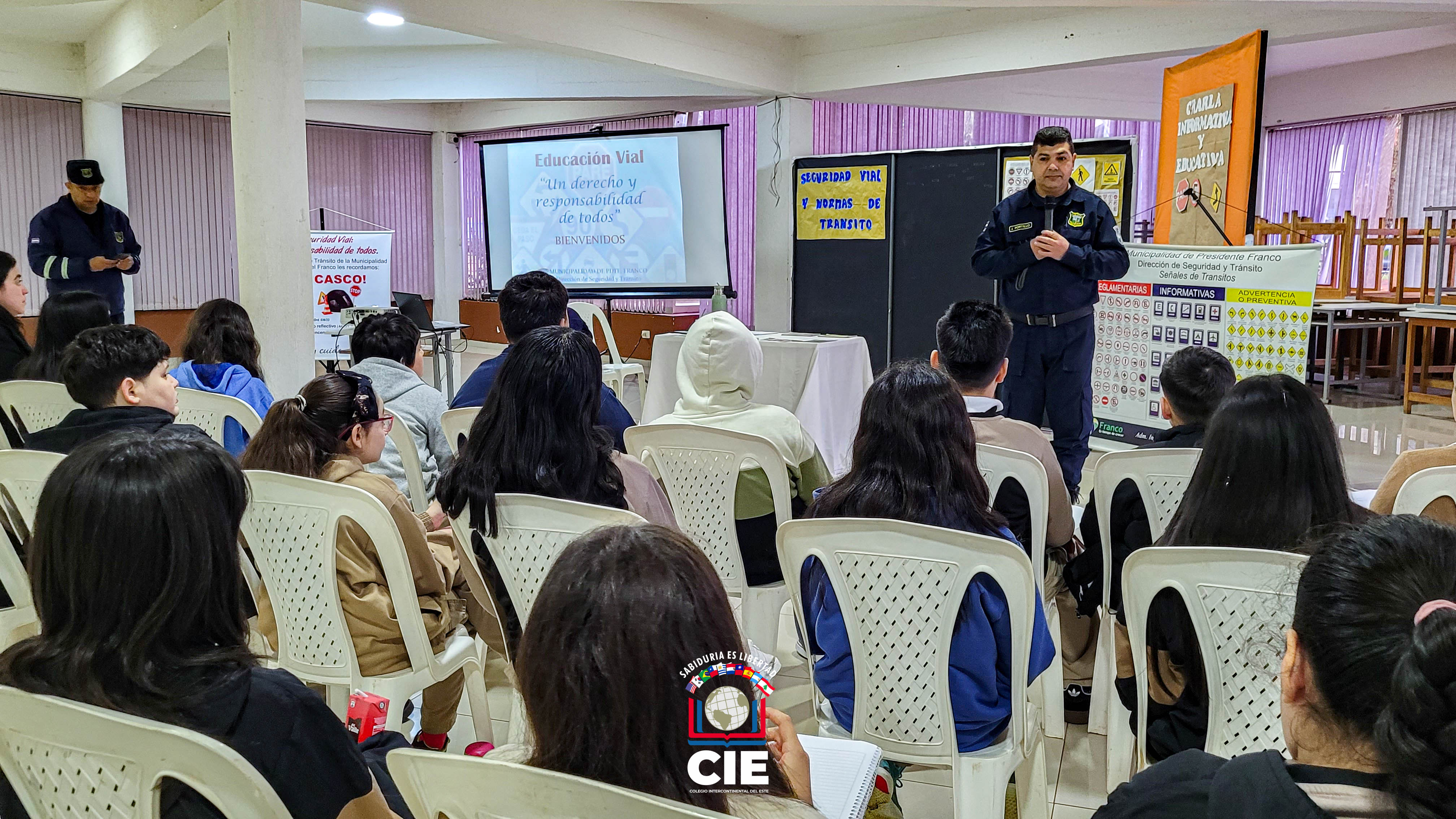 Estudiantes del CIE participan en charla sobre normas y seguridad vial
