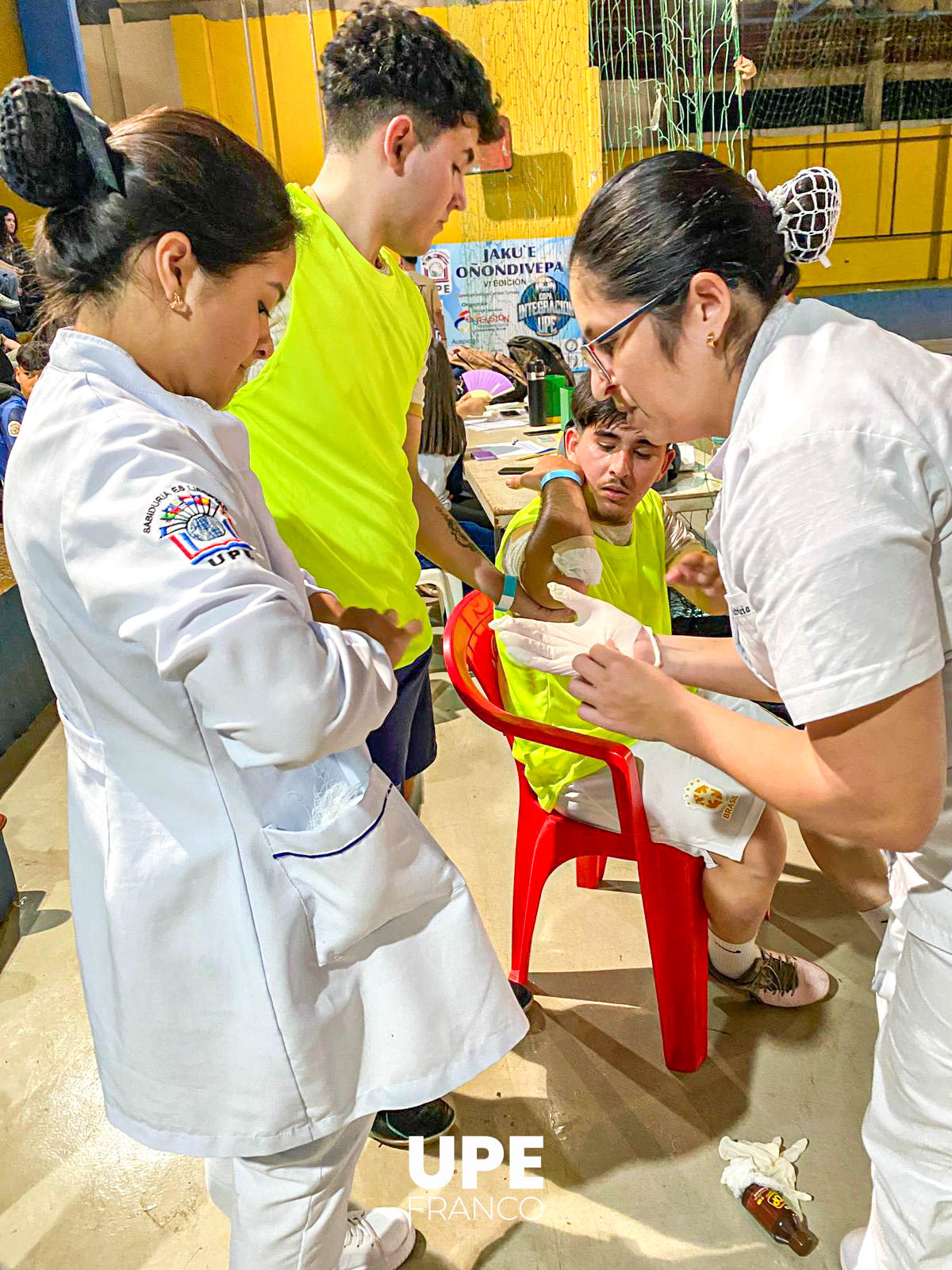 Estudiantes de Enfermería brindan asistencia en primeros auxilios durante la Copa Integración UPE