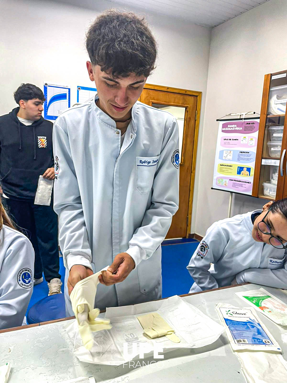 Aplicación correcta del guante estéril: Formación práctica en Enfermería UPE