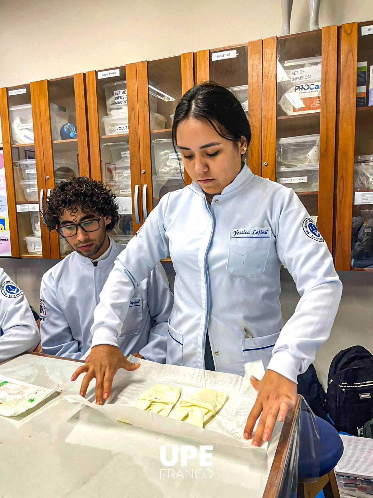 Aplicación correcta del guante estéril: Formación práctica en Enfermería UPE