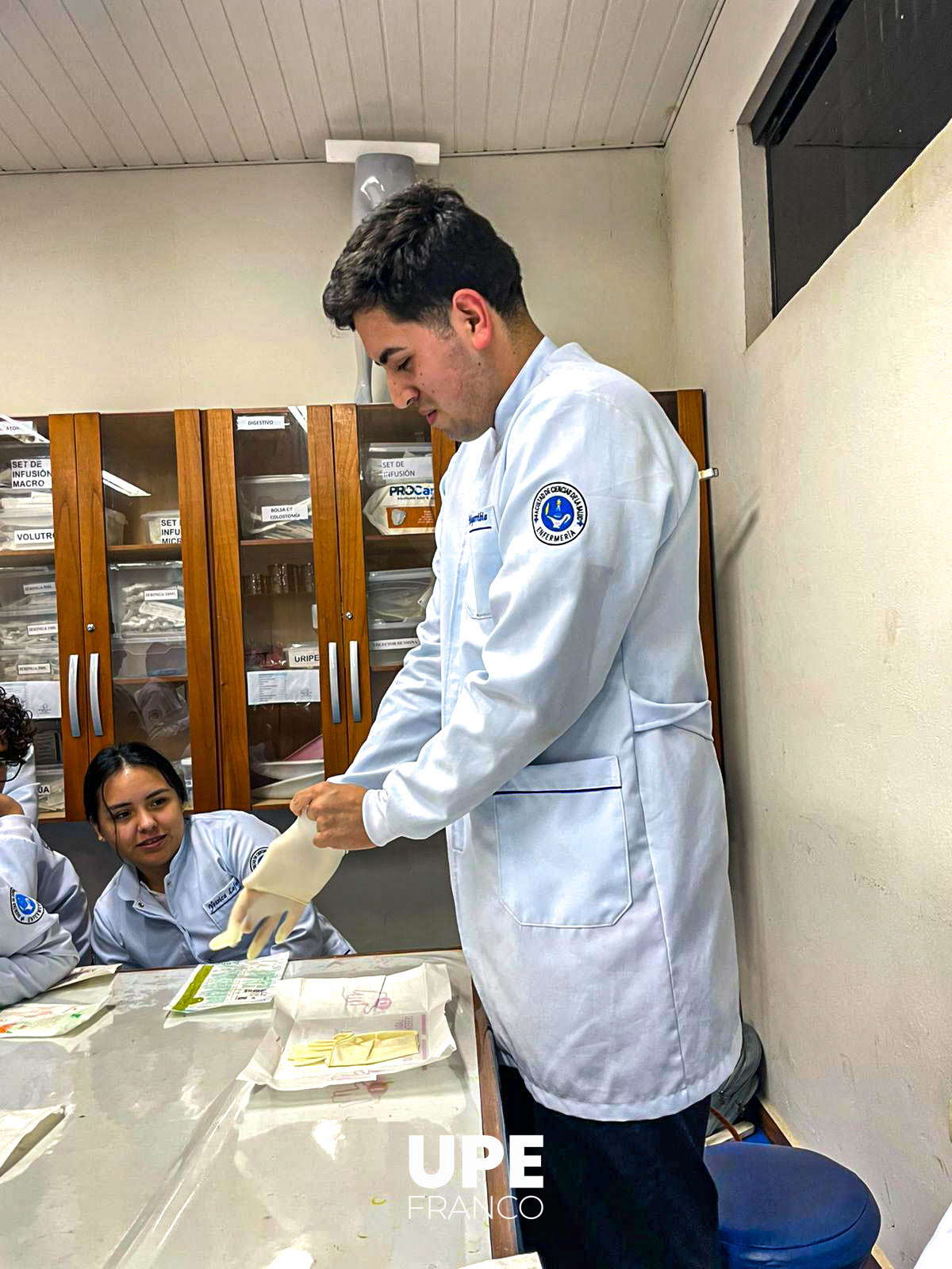 Aplicación correcta del guante estéril: Formación práctica en Enfermería UPE