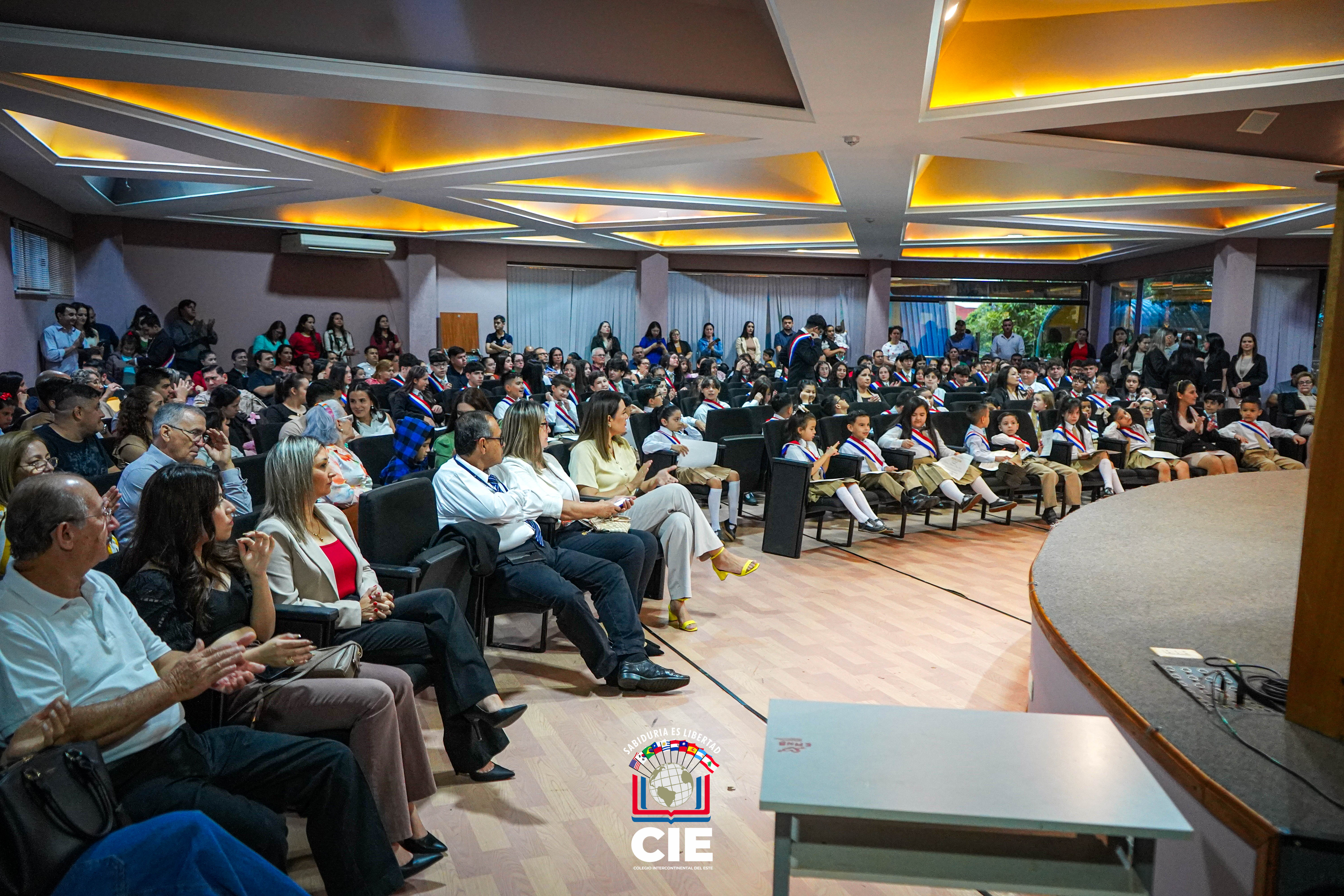 Entrega de Menciones de Honor en el Colegio Intercontinental del Este
