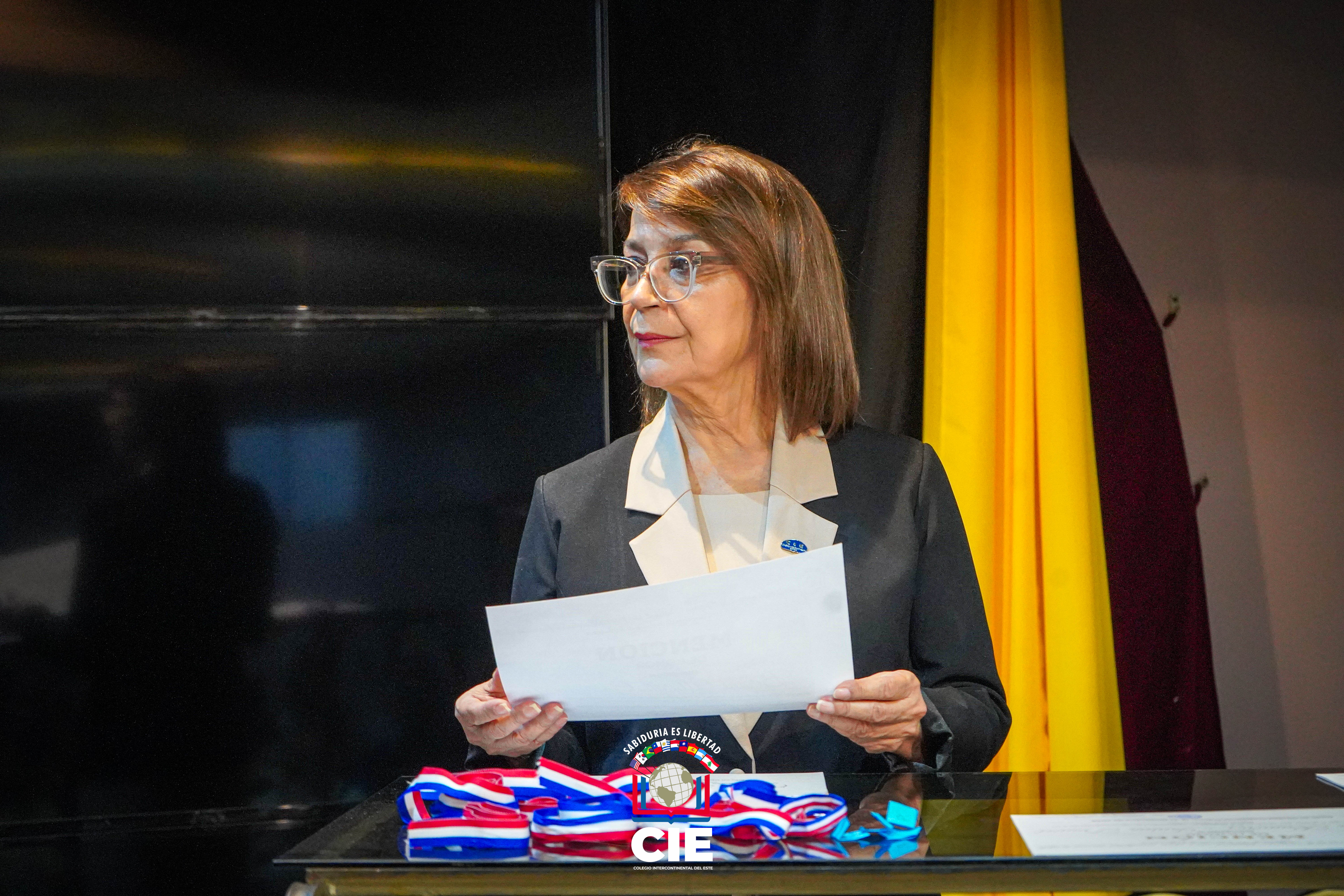 Entrega de Menciones de Honor en el Colegio Intercontinental del Este