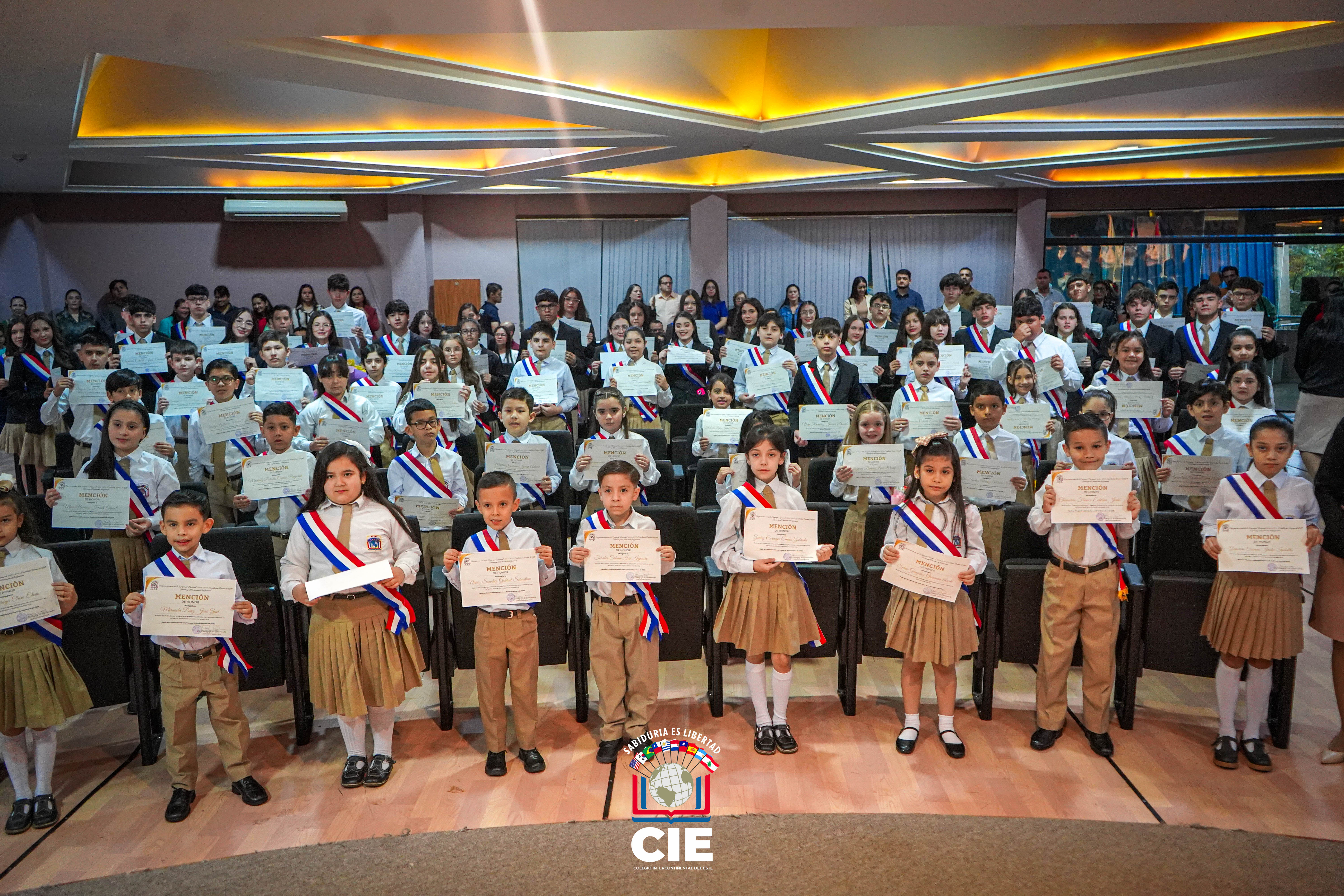Entrega de Menciones de Honor en el Colegio Intercontinental del Este