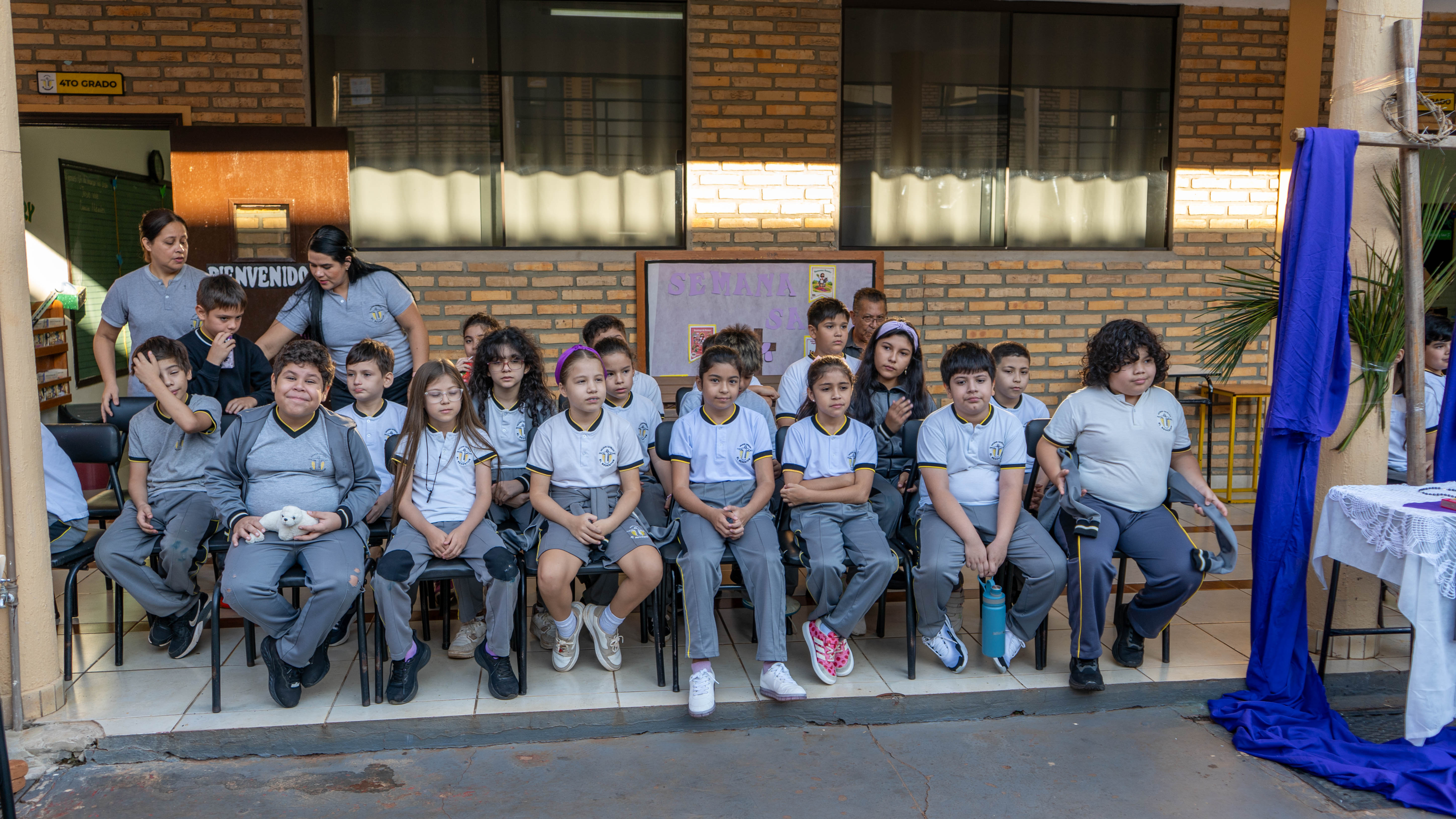 Estudiantes representaron el Vía Crucis: Colegio Católico El Redentor
