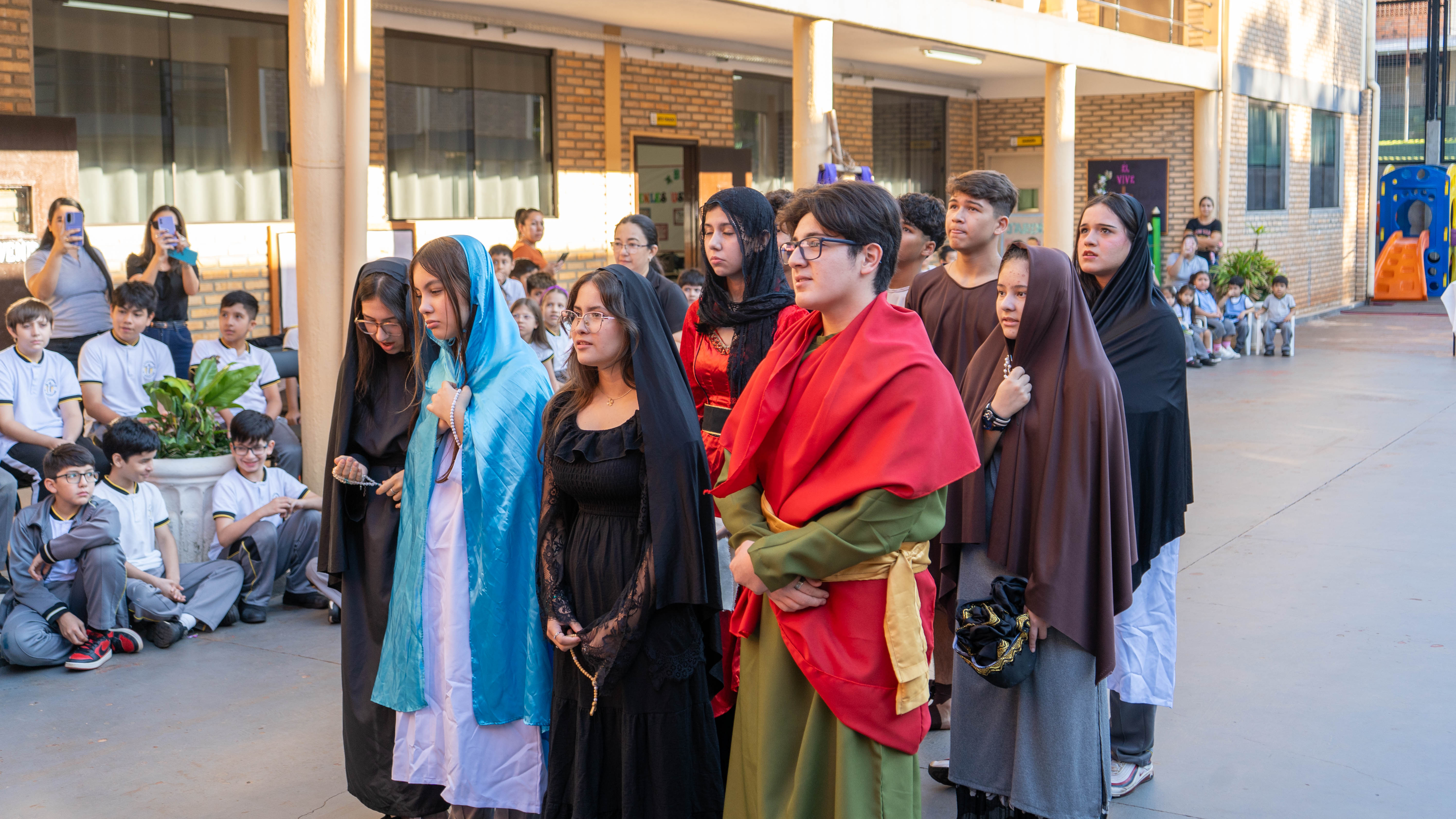 Estudiantes representaron el Vía Crucis: Colegio Católico El Redentor