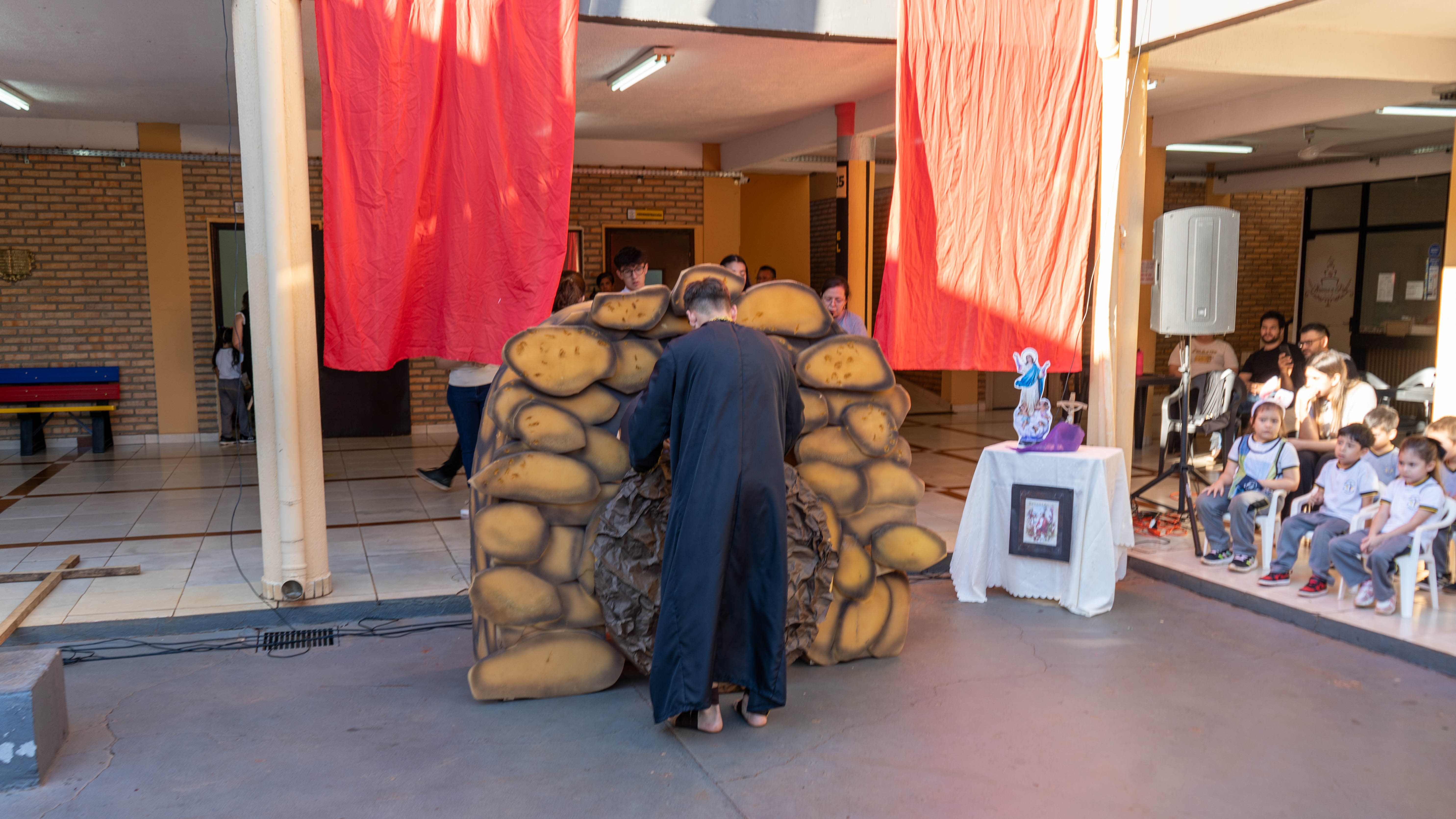 Estudiantes representaron el Vía Crucis: Colegio Católico El Redentor