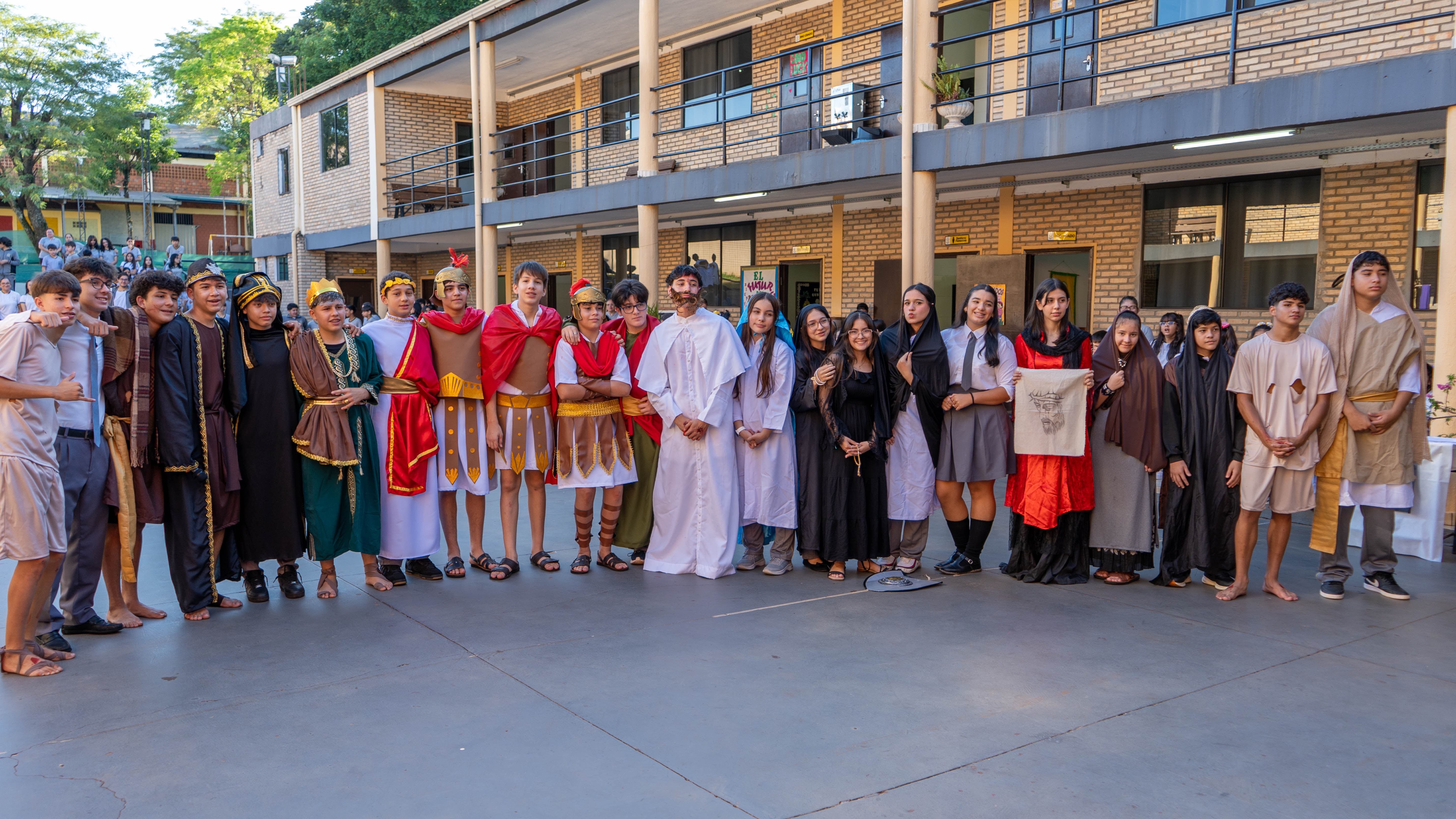 Estudiantes representaron el Vía Crucis: Colegio Católico El Redentor